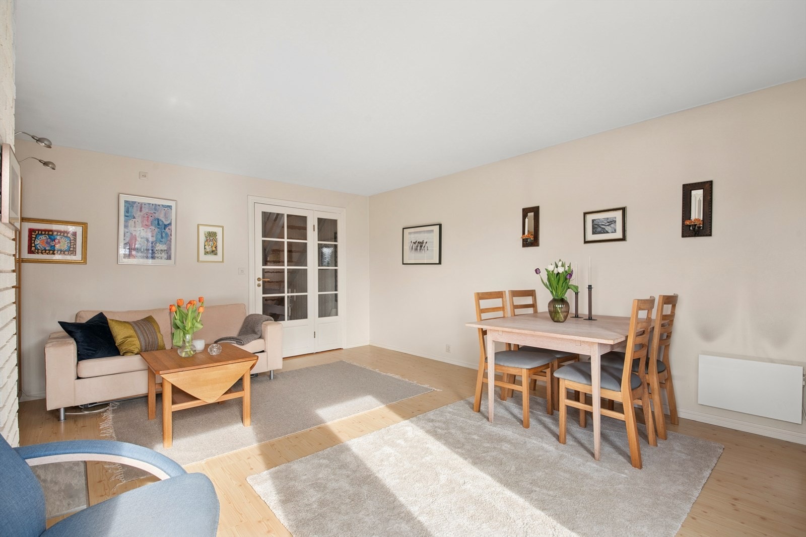 Stuen/spisestuen oppleves som boligens naturlige samlingspunkt. Galleribilde