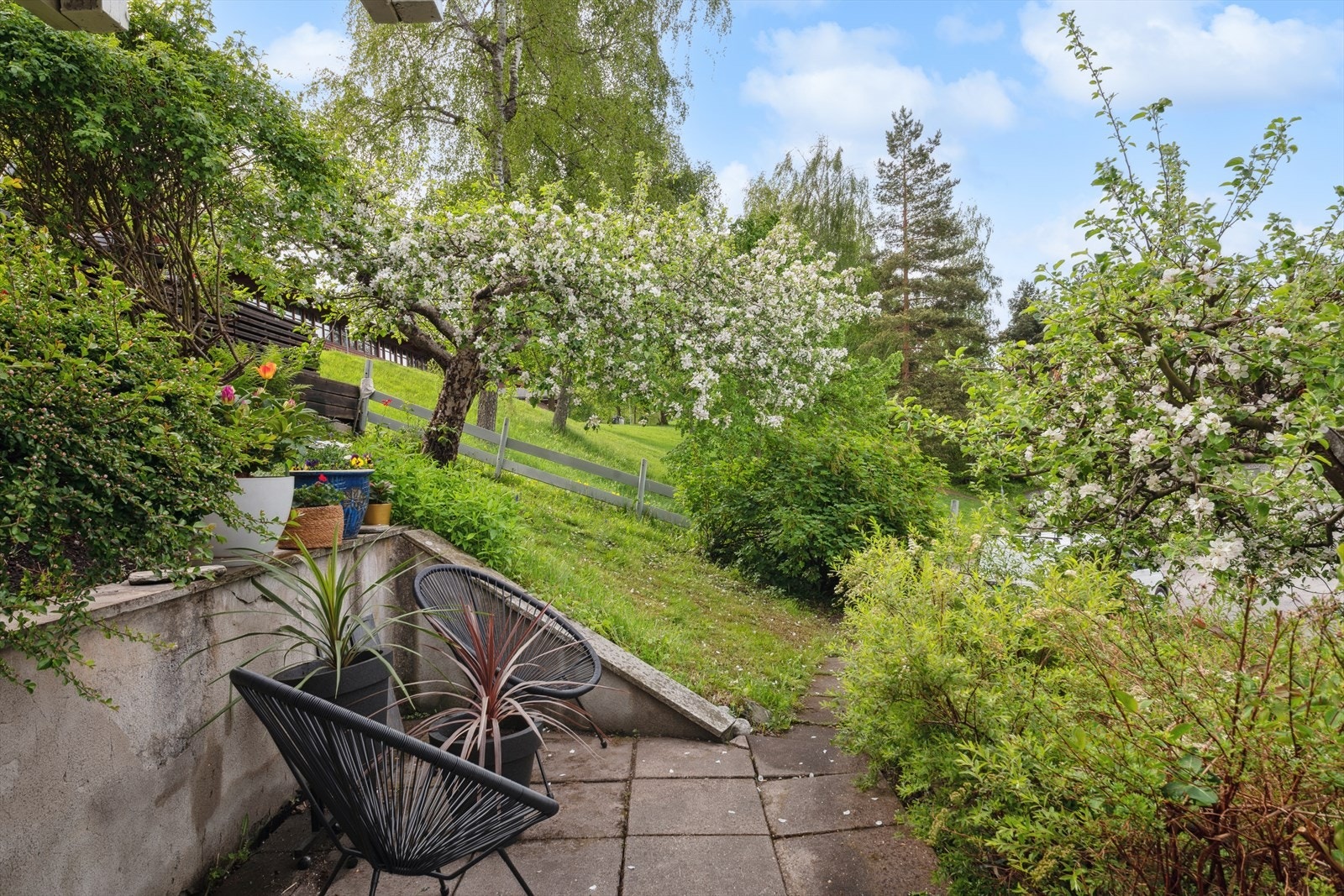 Fra kjellerstuen er det utgang til hellelagt uteplass. Galleribilde