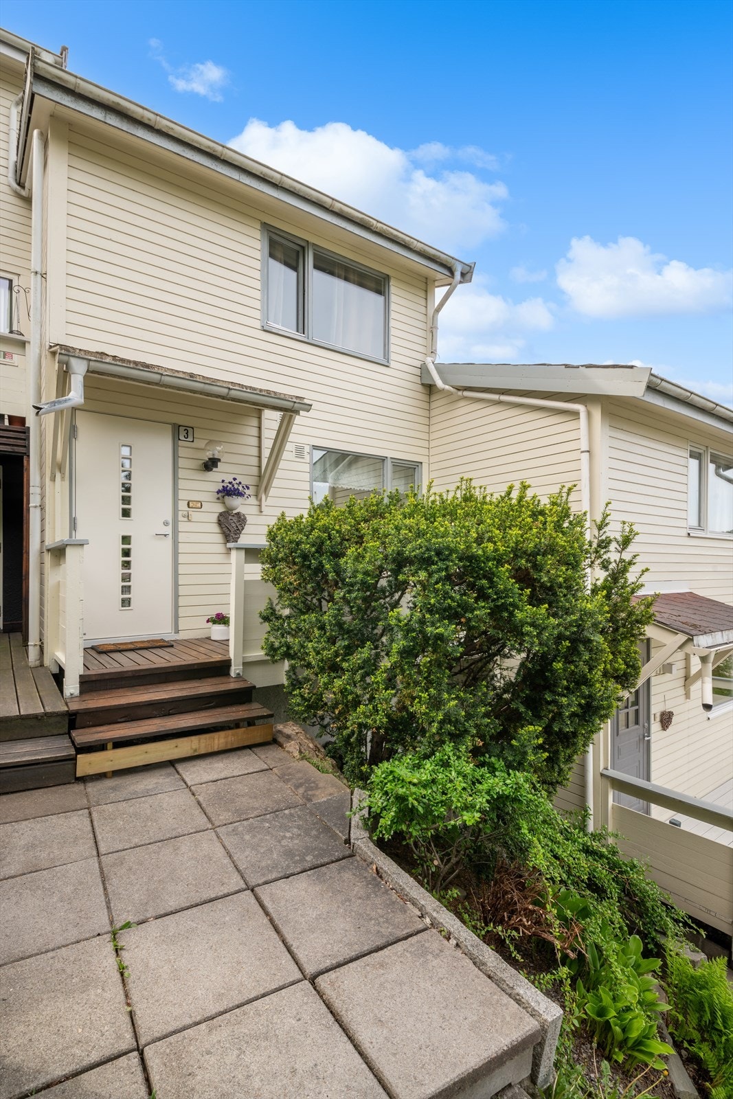 Pent opparbeidet inngangsparti med heller og terrasse. Galleribilde