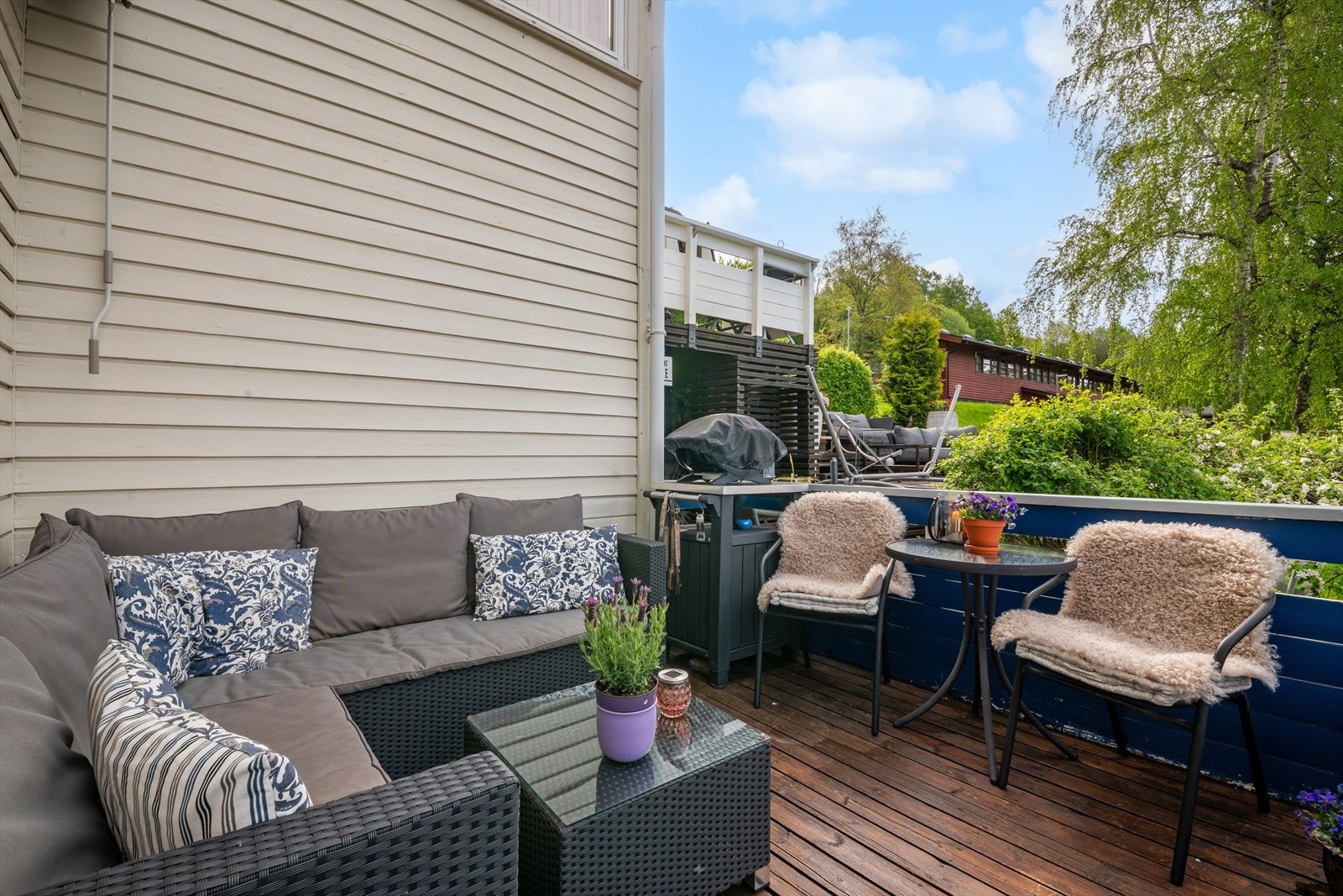 Her ligger alt til rette for å nyte finværsdagene utendørs. Det er utgang fra 1. etasje til en sydvestvendt veranda på 9 kvm med fin utsikt. Galleribilde