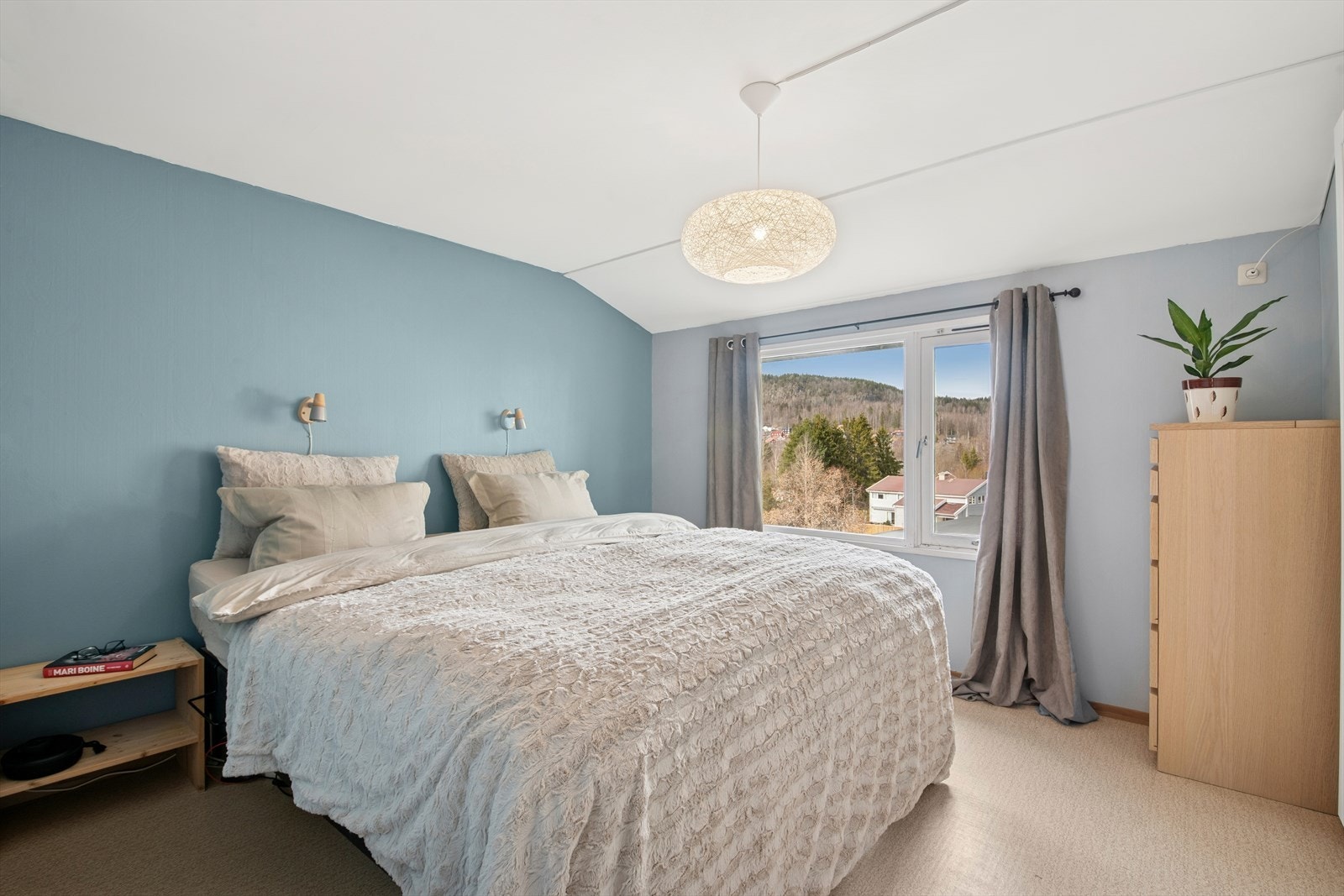 Boligen har tre gode soverom med plass til stor seng. Galleribilde