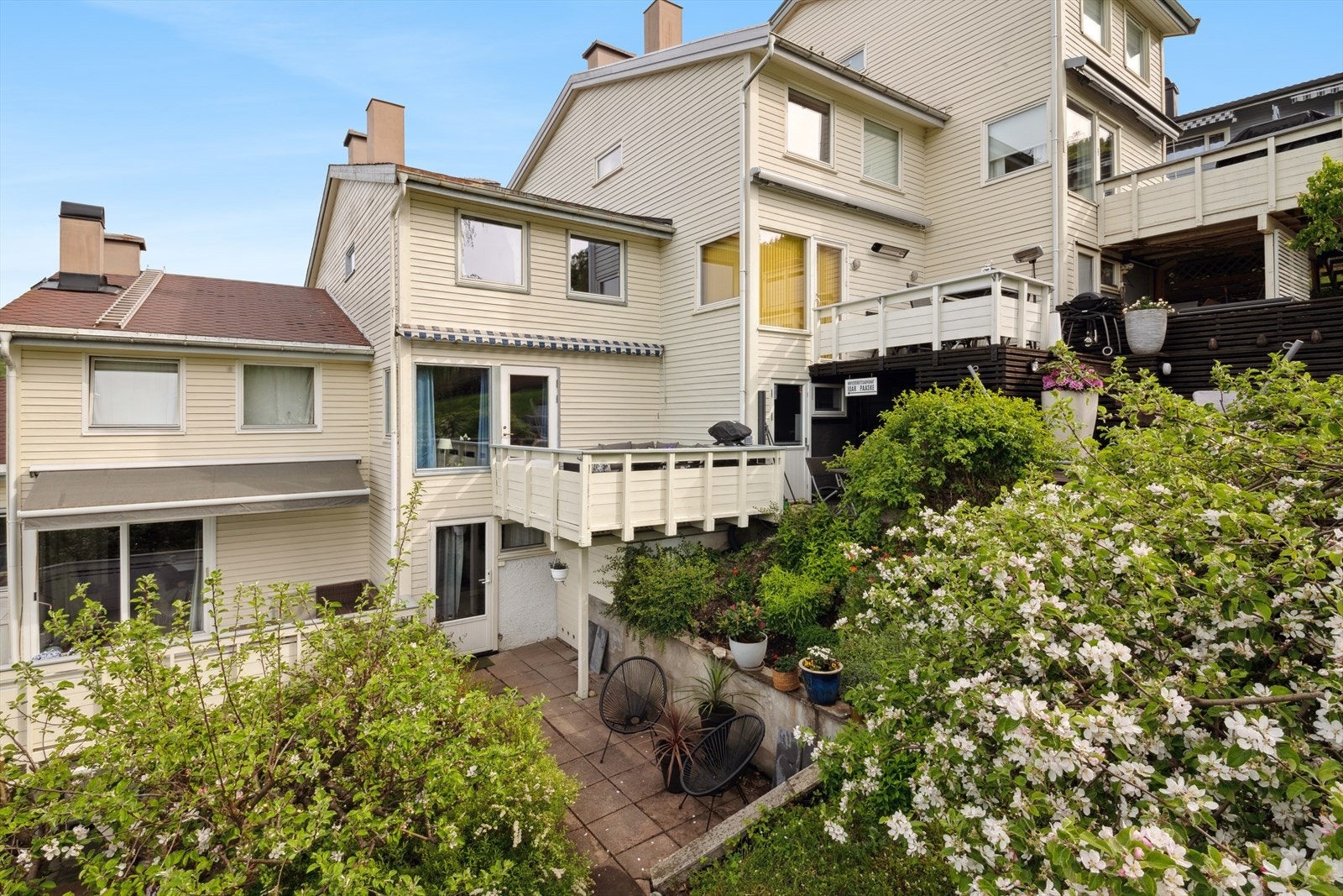 Flotte solforhold med sen kveldssol, og fra eiendommen kan man kan nyte både utsikt og sol til sent på kveld på sommerstid. Galleribilde