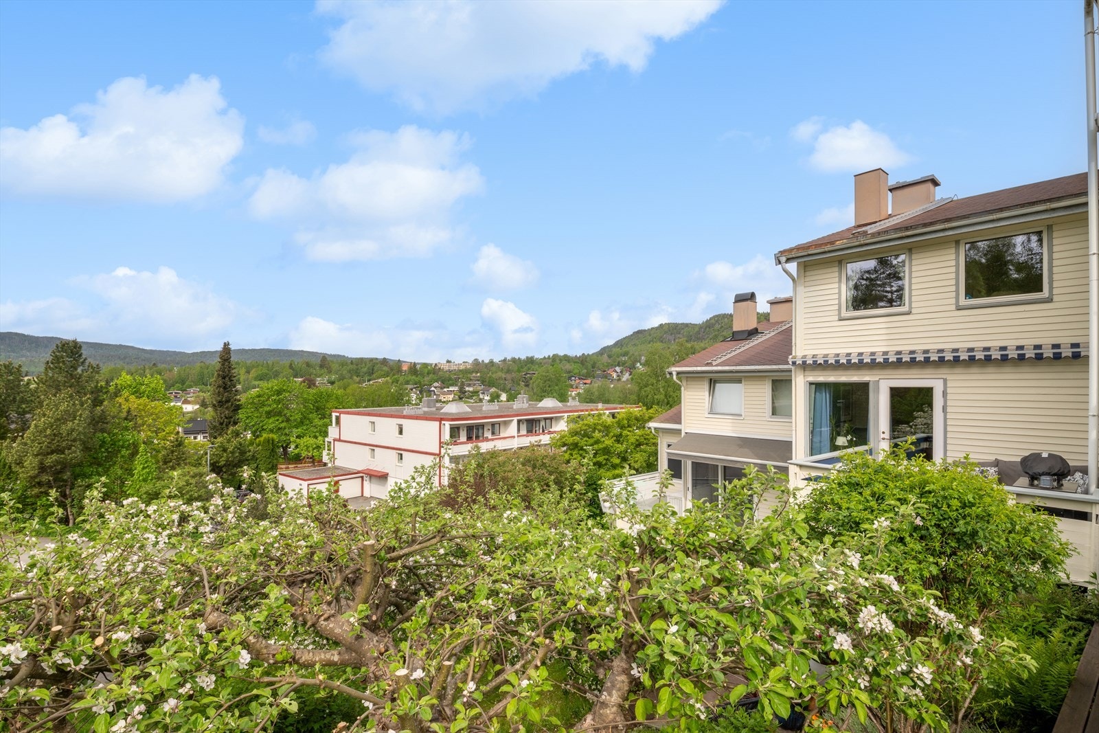 Boligen ligger i et veletablert, stille og meget barnevennlig boligområde på Kolsås/Løkenhavna. Eiendommen har en god beliggenhet i blindvei på område. Galleribilde