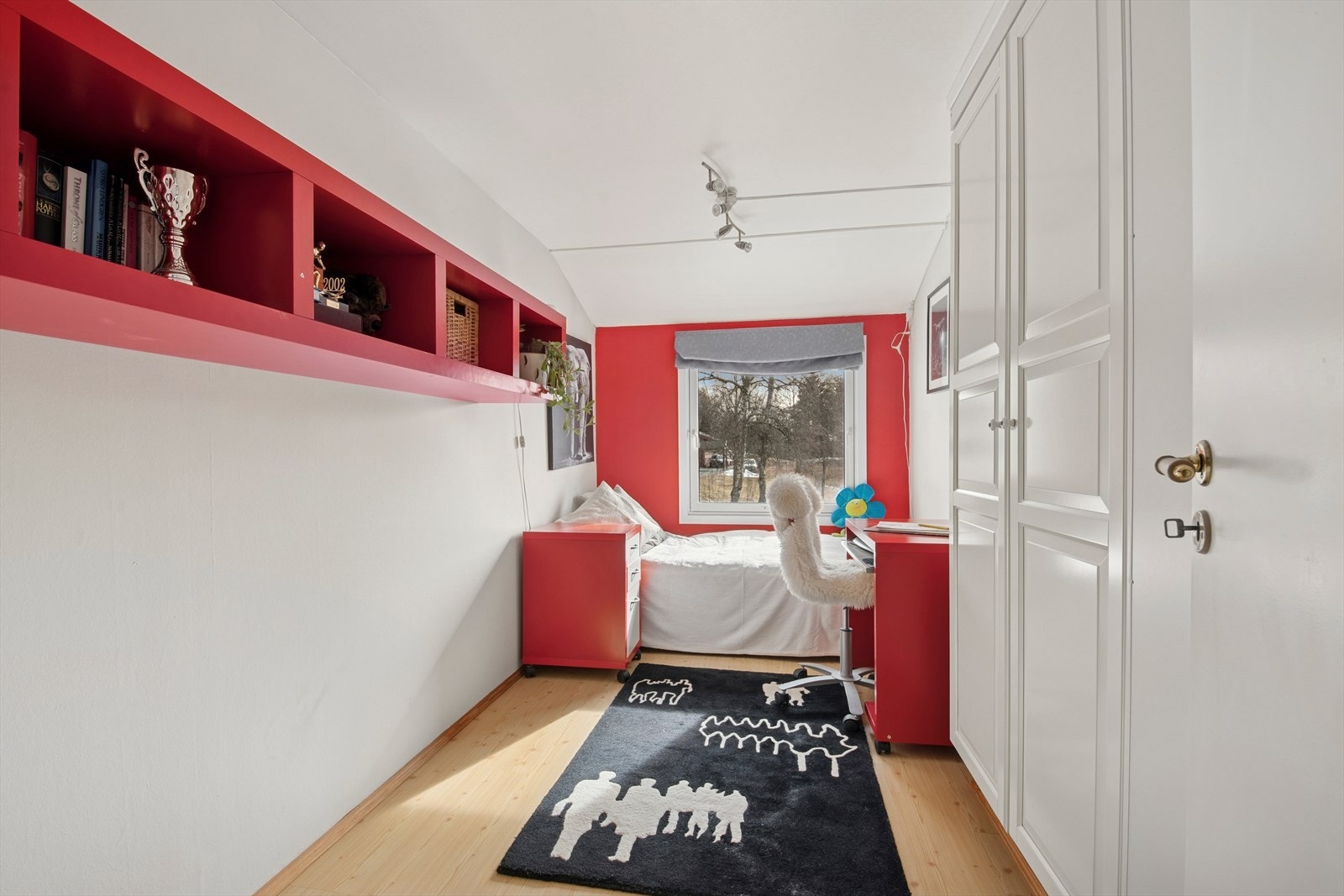 Soverommene har ulike oppbevaringsløsninger / plass til ønsket skapløsning. Galleribilde