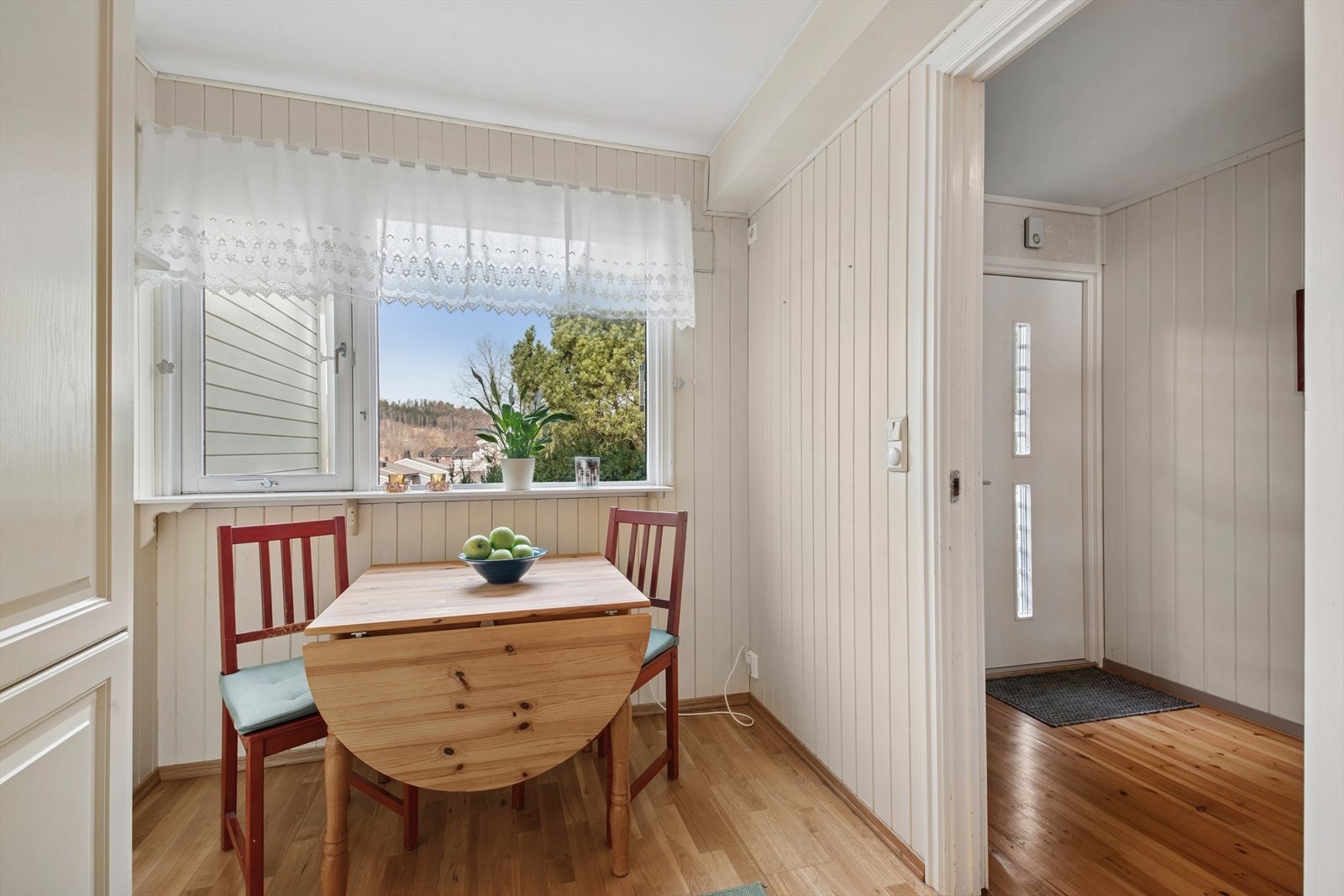 Kjøkkenet har en hyggelig spiseplass ved vindu. Galleribilde