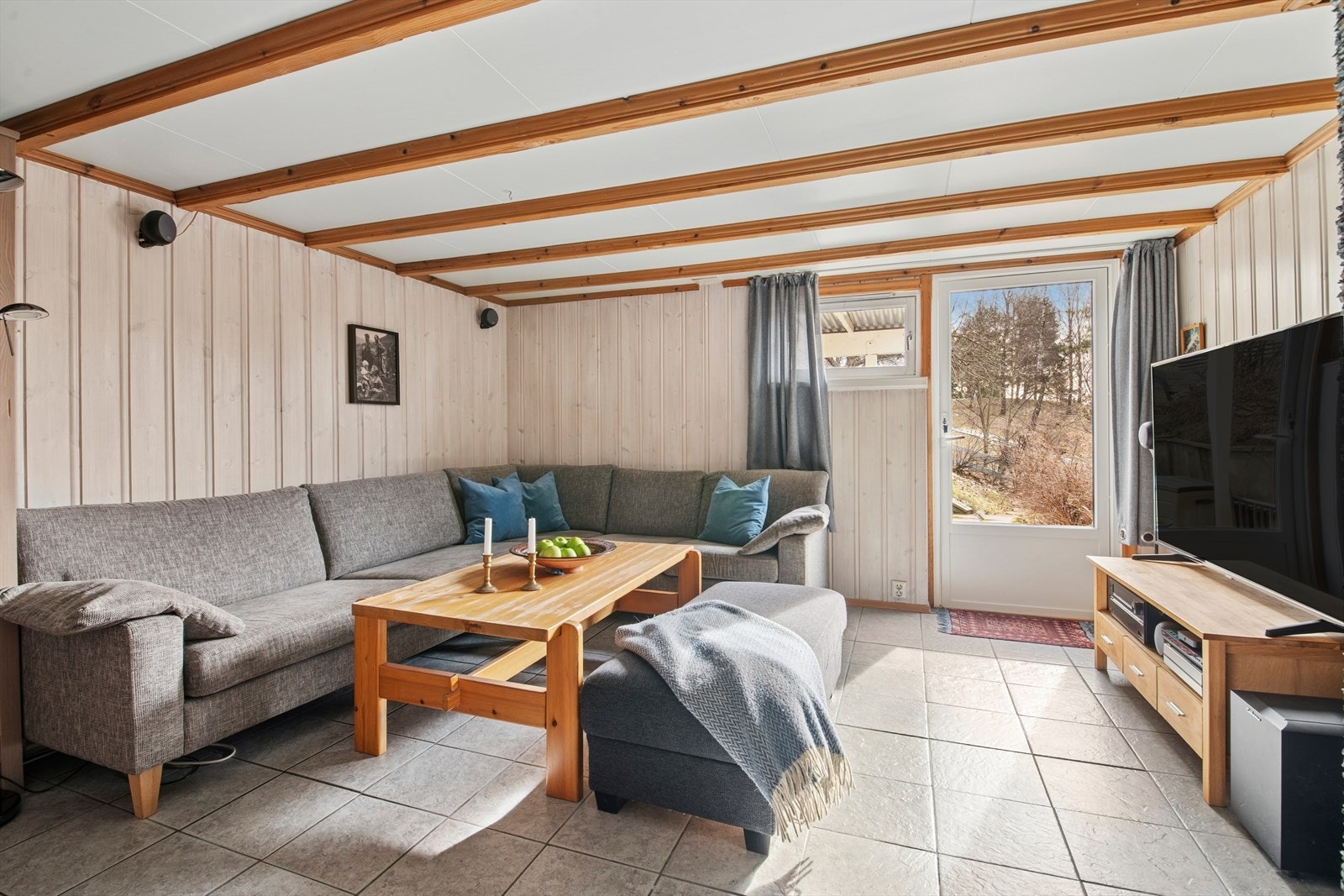 I kjelleren har boligen en kjellerstue med utgang til liten uteplass og peisovn. Galleribilde