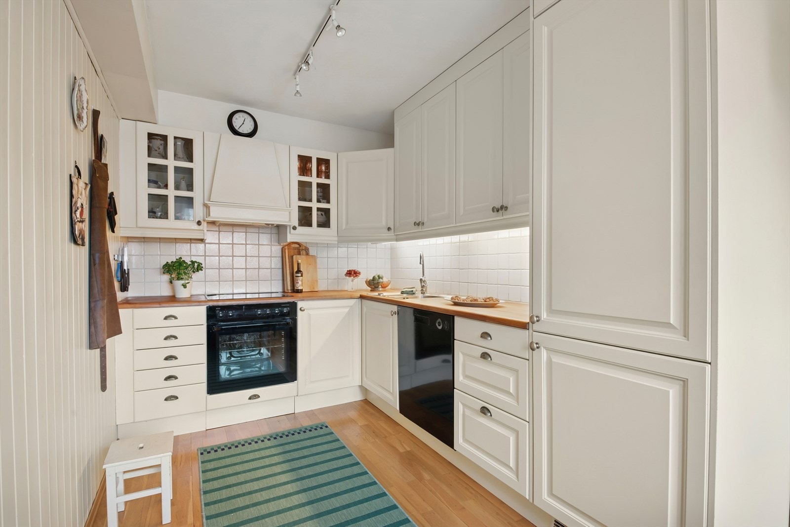 Adskilt fra stuen ligger kjøkkenet fra 2003. Galleribilde