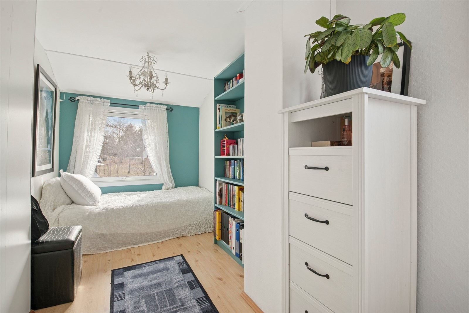 Barnevennlig planløsning med soverommene på samme plan. Galleribilde