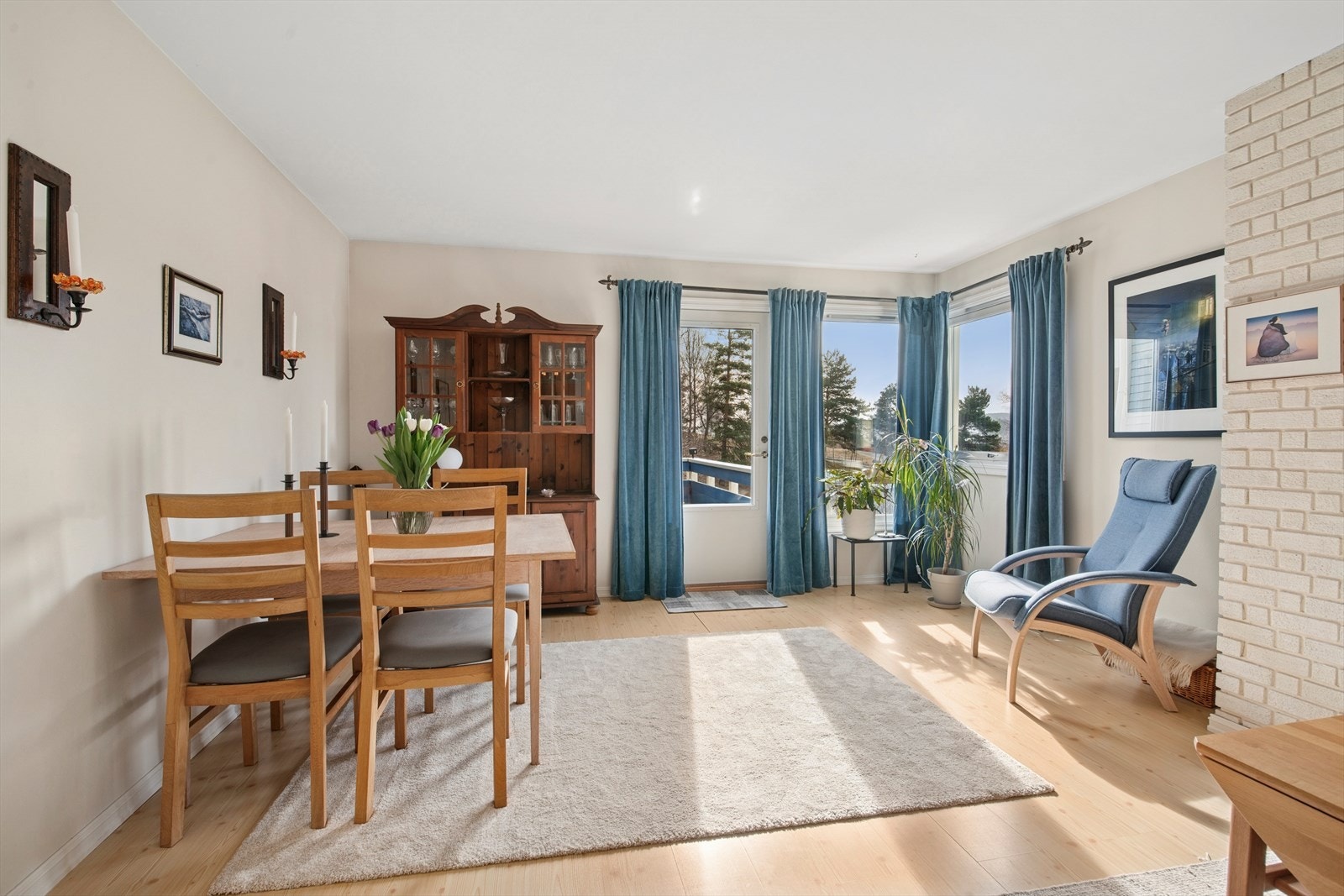 Stuen har god plass til møblering i to soner. Galleribilde