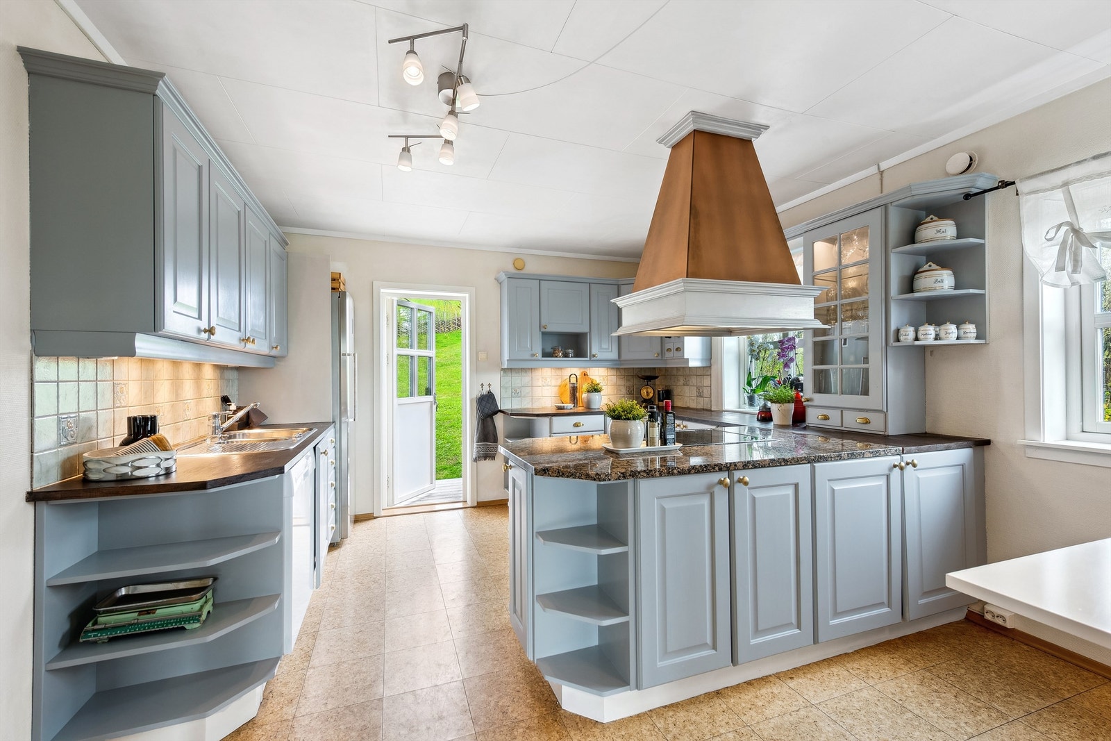 Stort og trivelig kjøkken med mye skap og benkeplass. Galleribilde