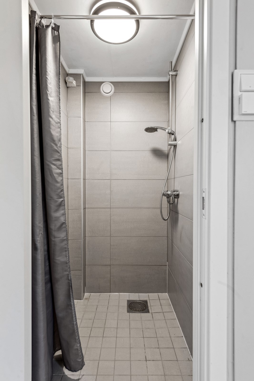 Dusjrom for utleiedelen er i tilknytning til entré. Galleribilde