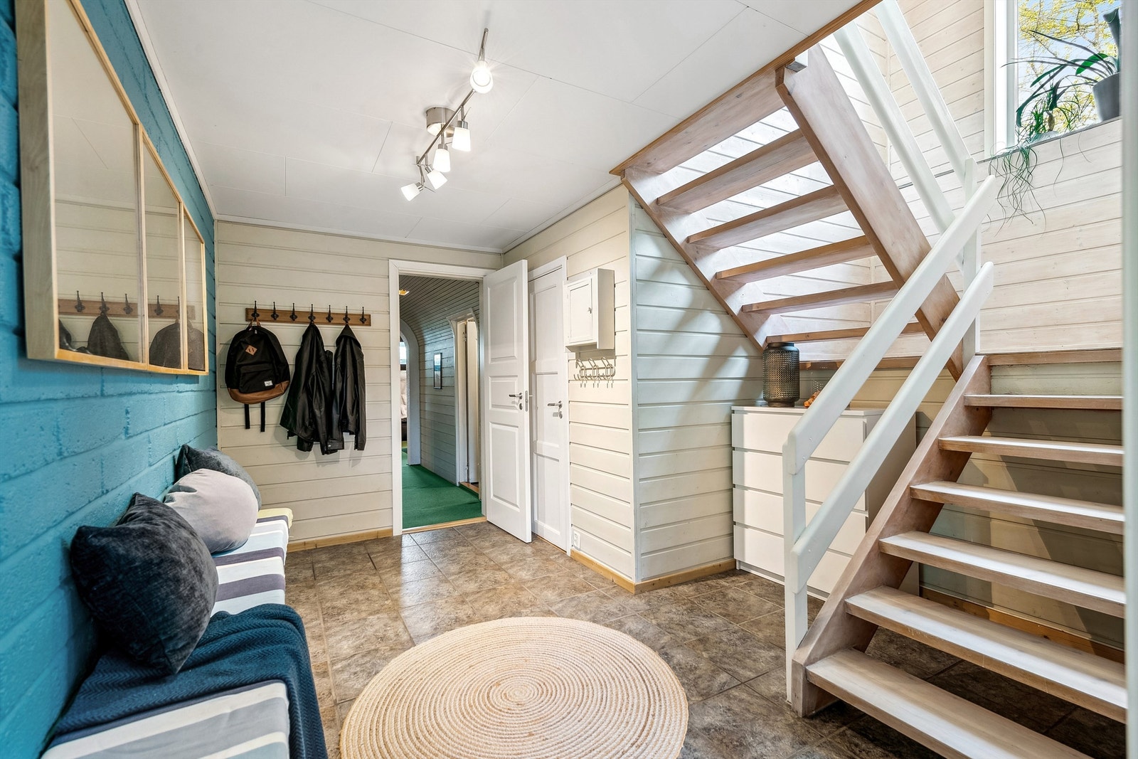 Romslig hall med tilknytning til hoveddelens sokkeletasje. Trapp og trappehus er slipt og behandlet på nytt i 2025. Galleribilde