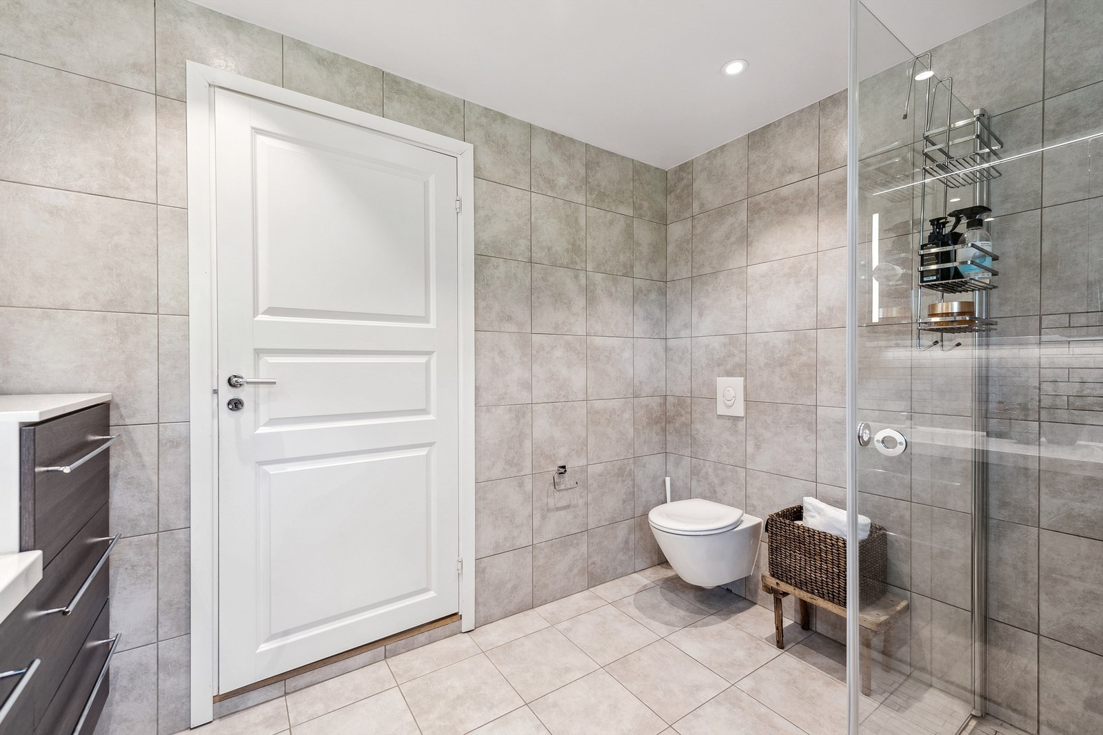 Det er elektriske varmekabler i gulv og mekanisk avtrekk. Galleribilde