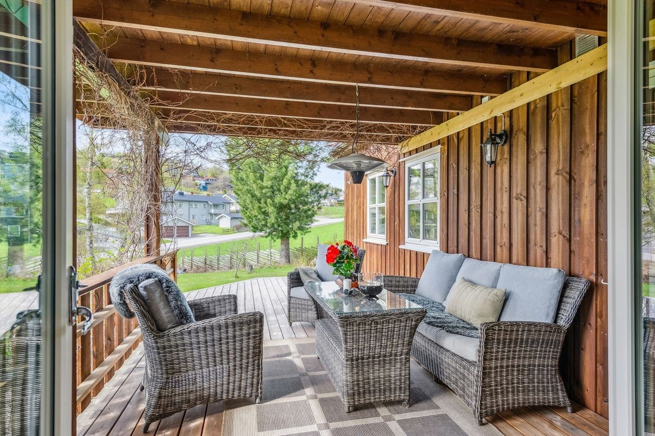 Fra stuen er det utgang til overbygget veranda. Galleribilde