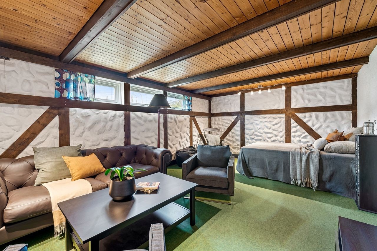 Innerst i sokkeletasjen har man en romslig kjellerstue som gir boltringsplass for familielivet. Galleribilde