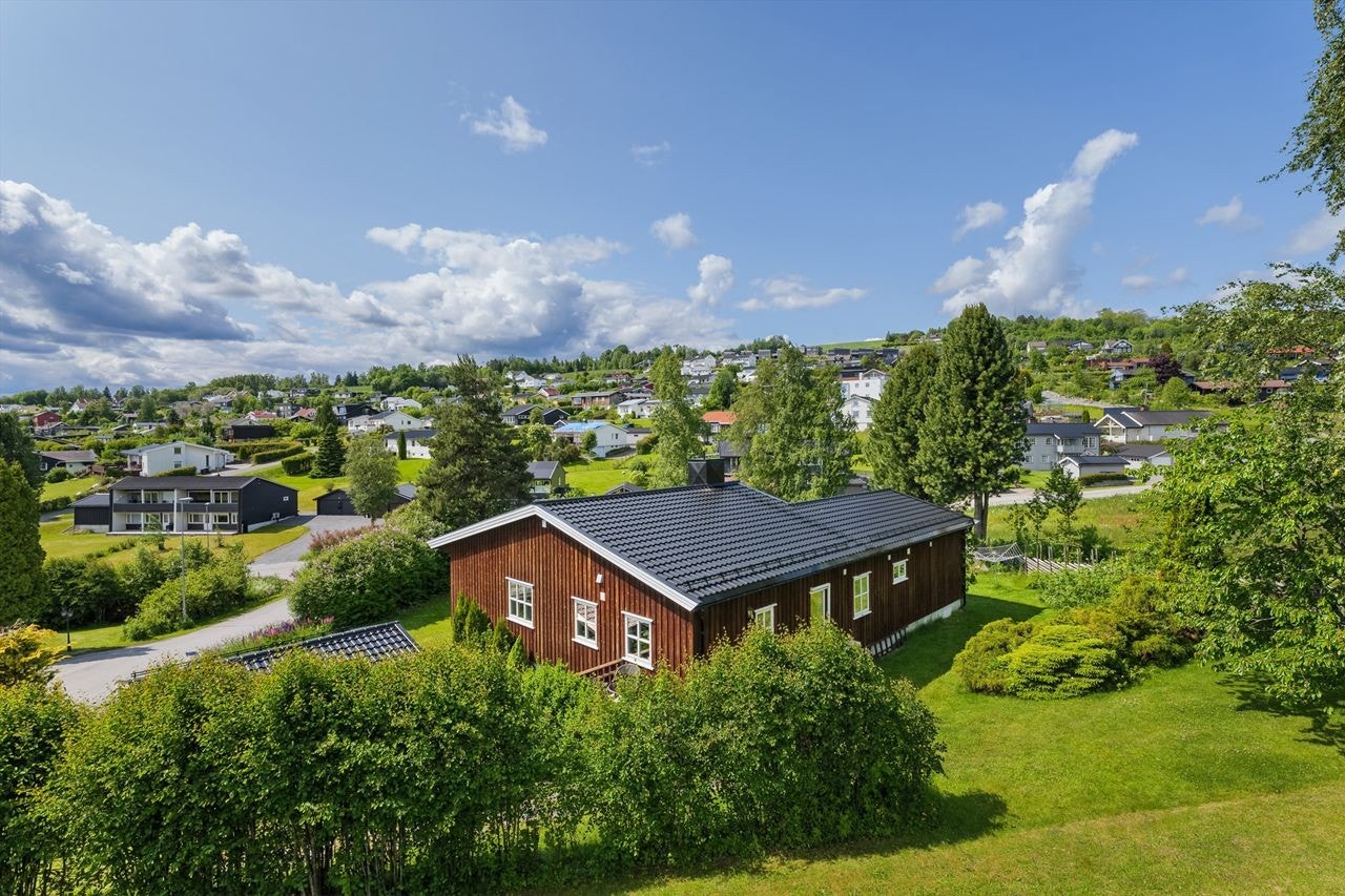 Huset og garasjen har planja-regal tak med snøfangere fra 2025. Galleribilde