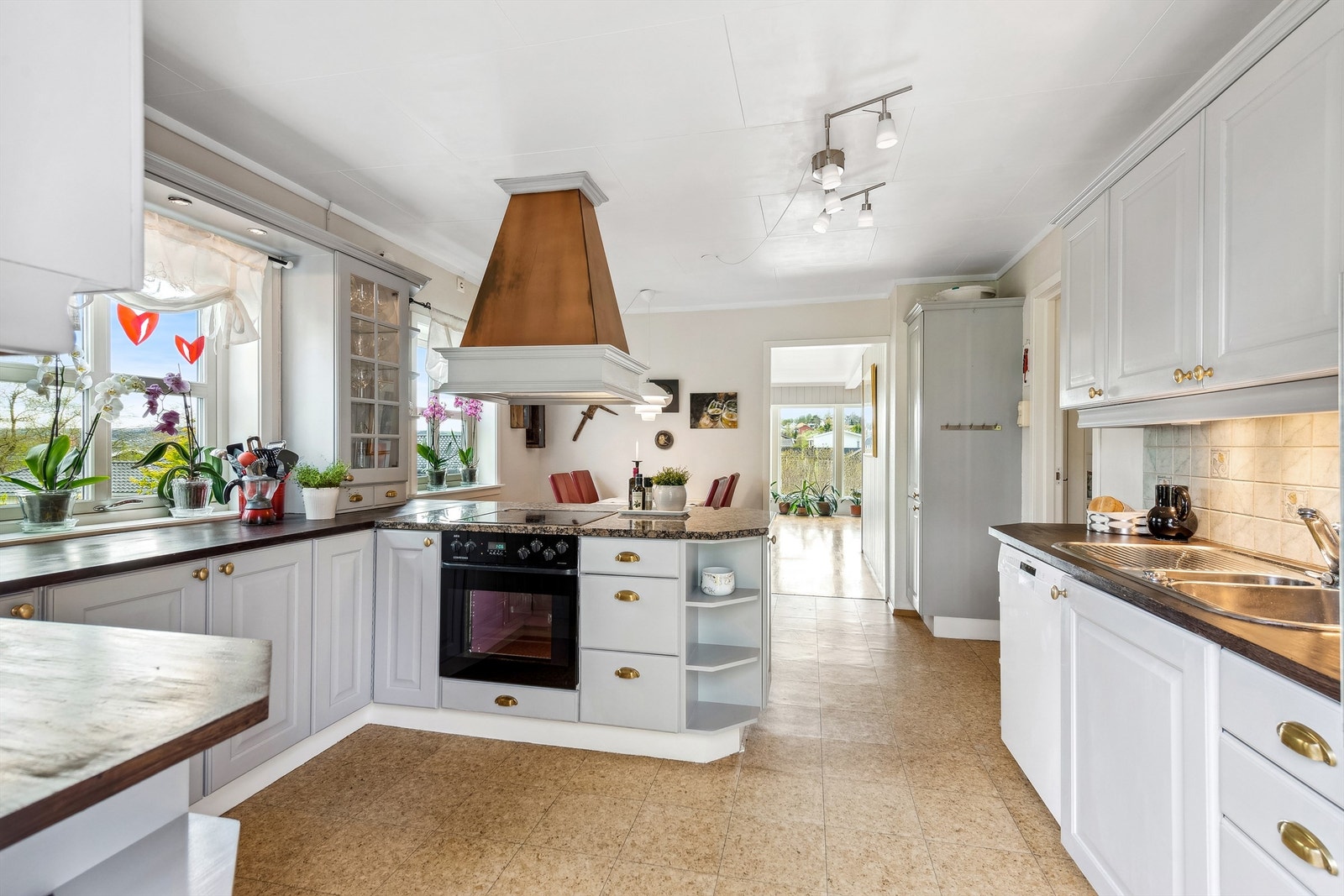 Kjøkkeninnredningen ble malt i 2025 og håndtak pusset. Galleribilde