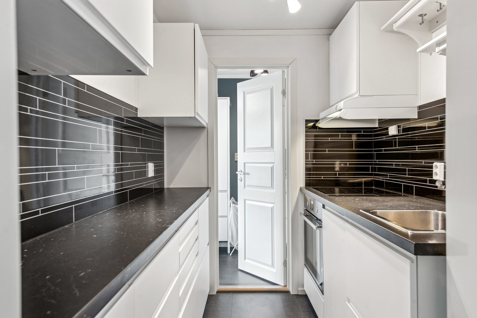 Lyst kjøkken fra IKEA i utleiedel. Galleribilde