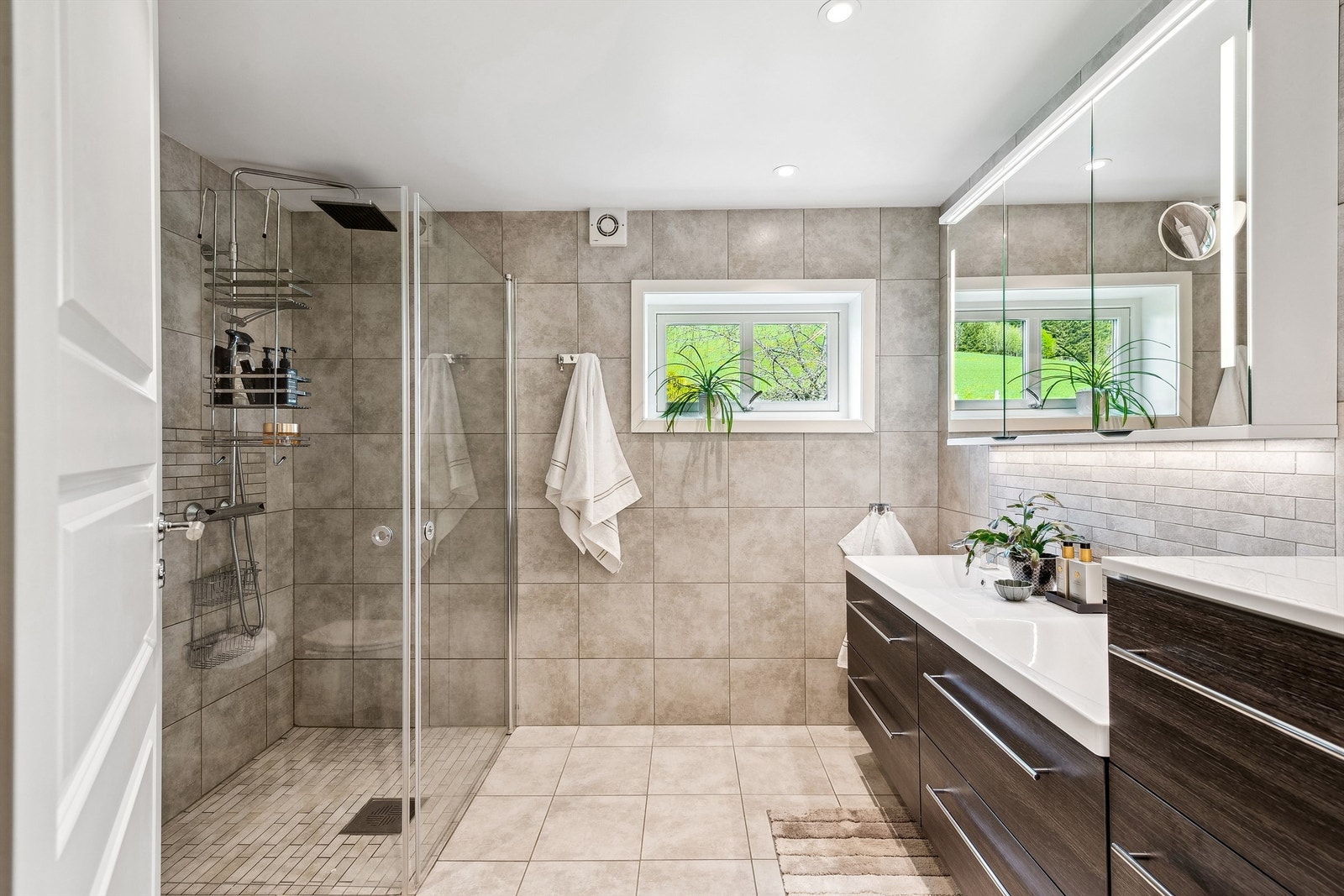 Delikat flislagt baderom fra 2017. Galleribilde