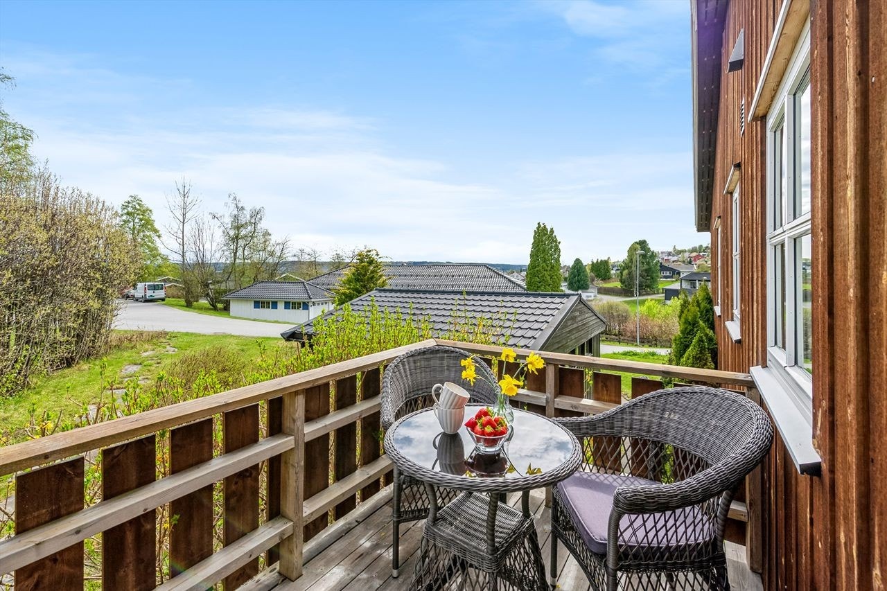 I tilknytning til kjøkkenet har man en koselig terrasse mot nord-øst. Galleribilde