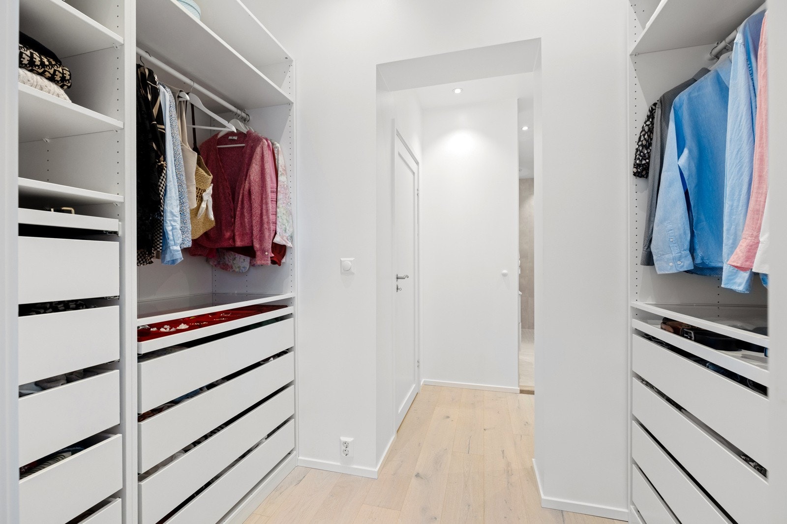 Praktiske oppbevaringsløsninger med plass til både klesheng og skuffesystem Galleribilde