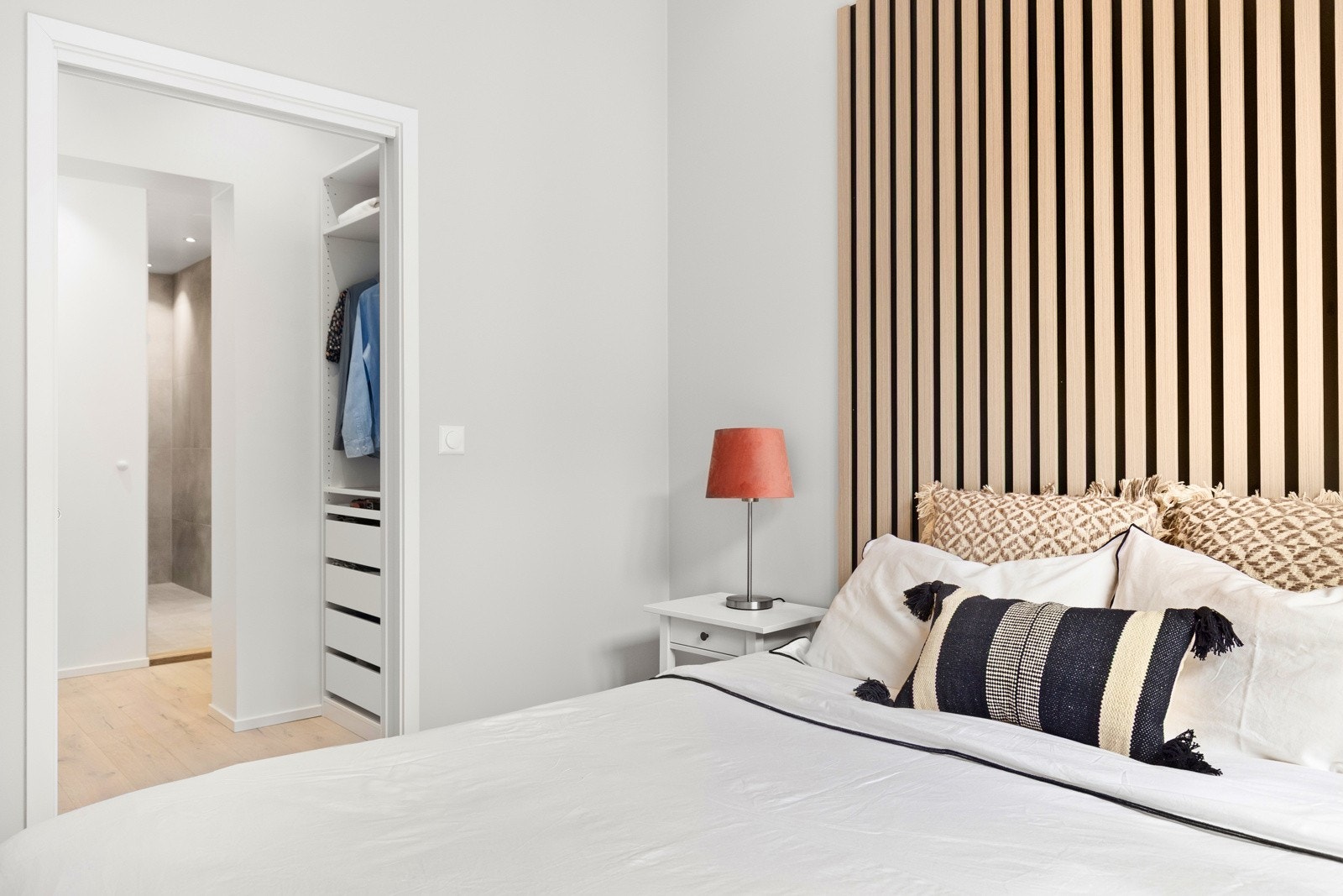 Hovedsoverommet har et eget walk-in closet Galleribilde