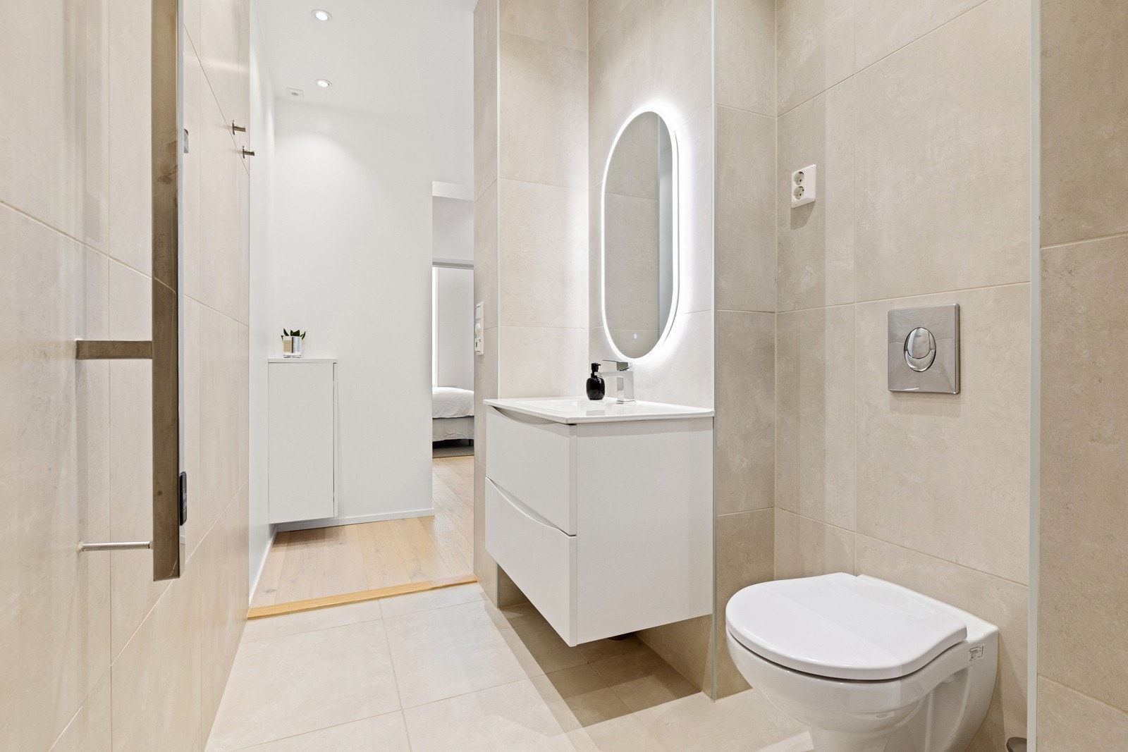 Rommet er utstyrt med nedfelt servant i baderomsinnredning, vegghengt toalett og dusjhjørne Galleribilde