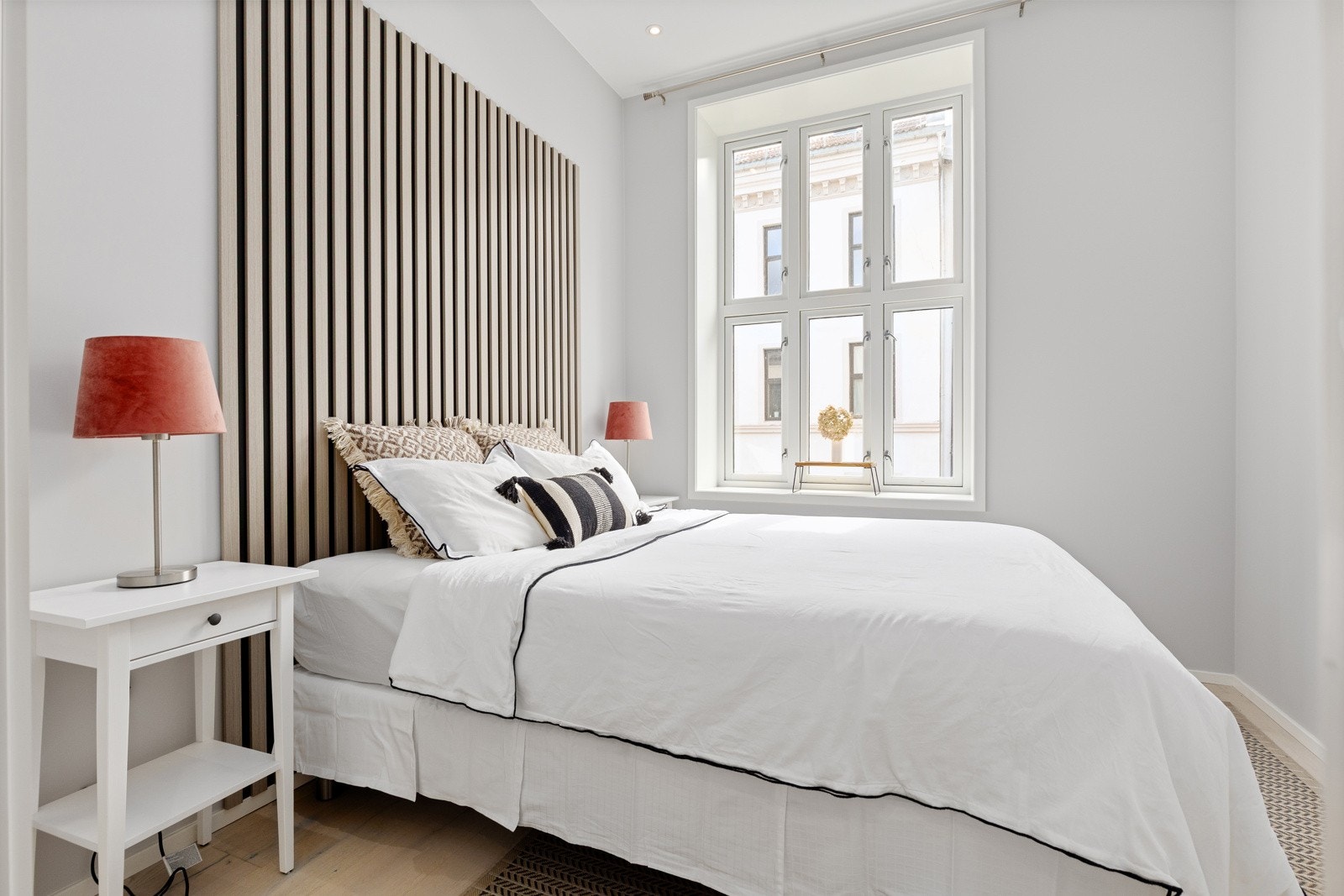 Hovedsoverom med god plass til dobbeltseng med tilhørende nattbord på hver side Galleribilde