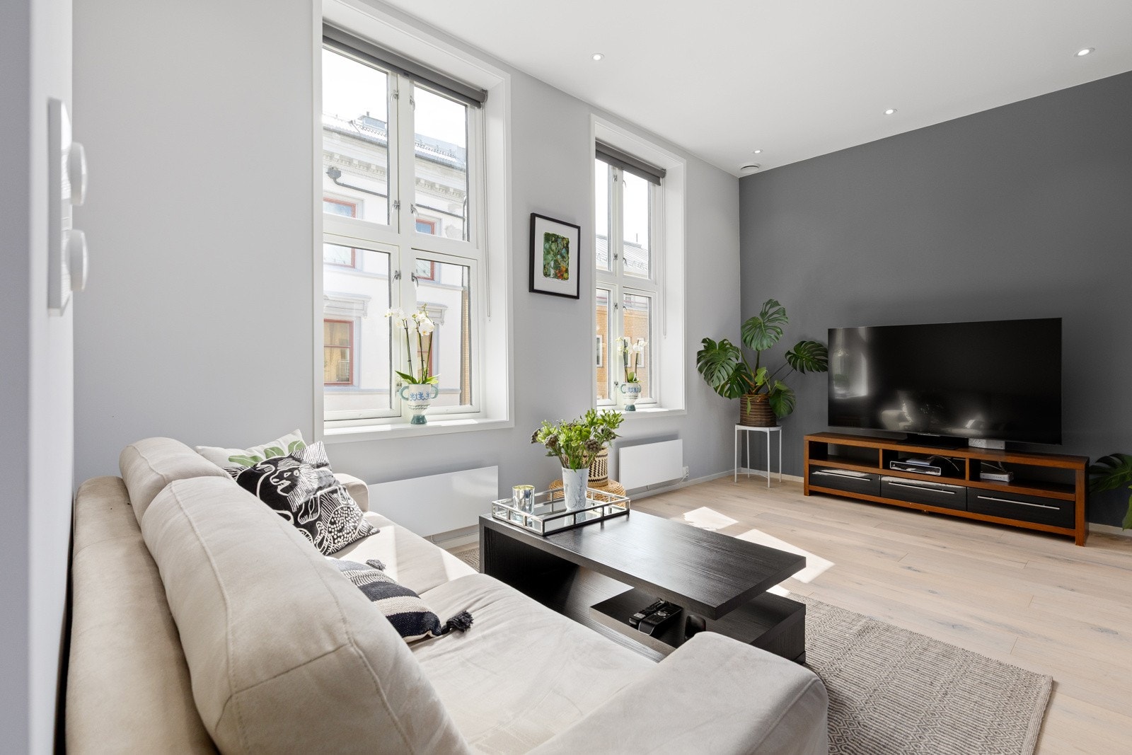 TV-stuen er romslig, med peis og plass til sofa, mediemøbel og annen innredning etter behov Galleribilde