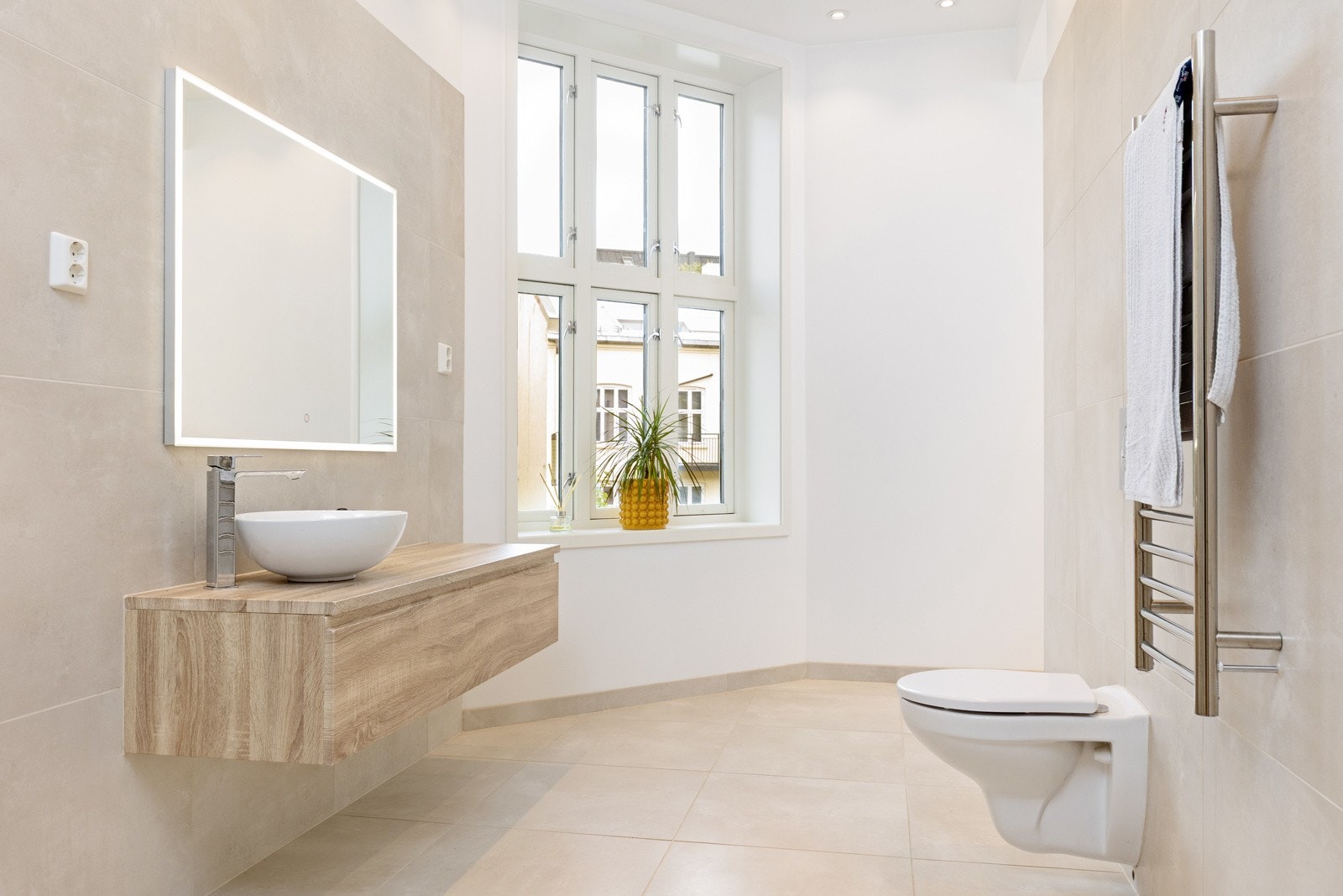 Nytt flislagt baderom fra 2023 med varmekabler, moderne innredning og gjennomtenkte detaljer Galleribilde