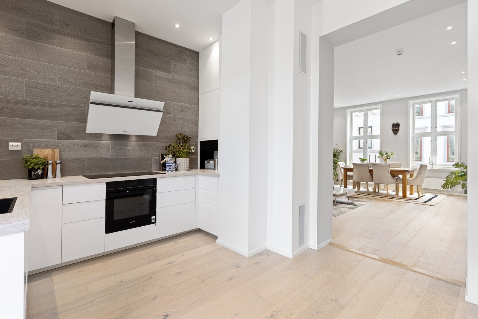 Kjøkkenet ligger praktisk plassert i tilknytning til spisestuen Galleribilde