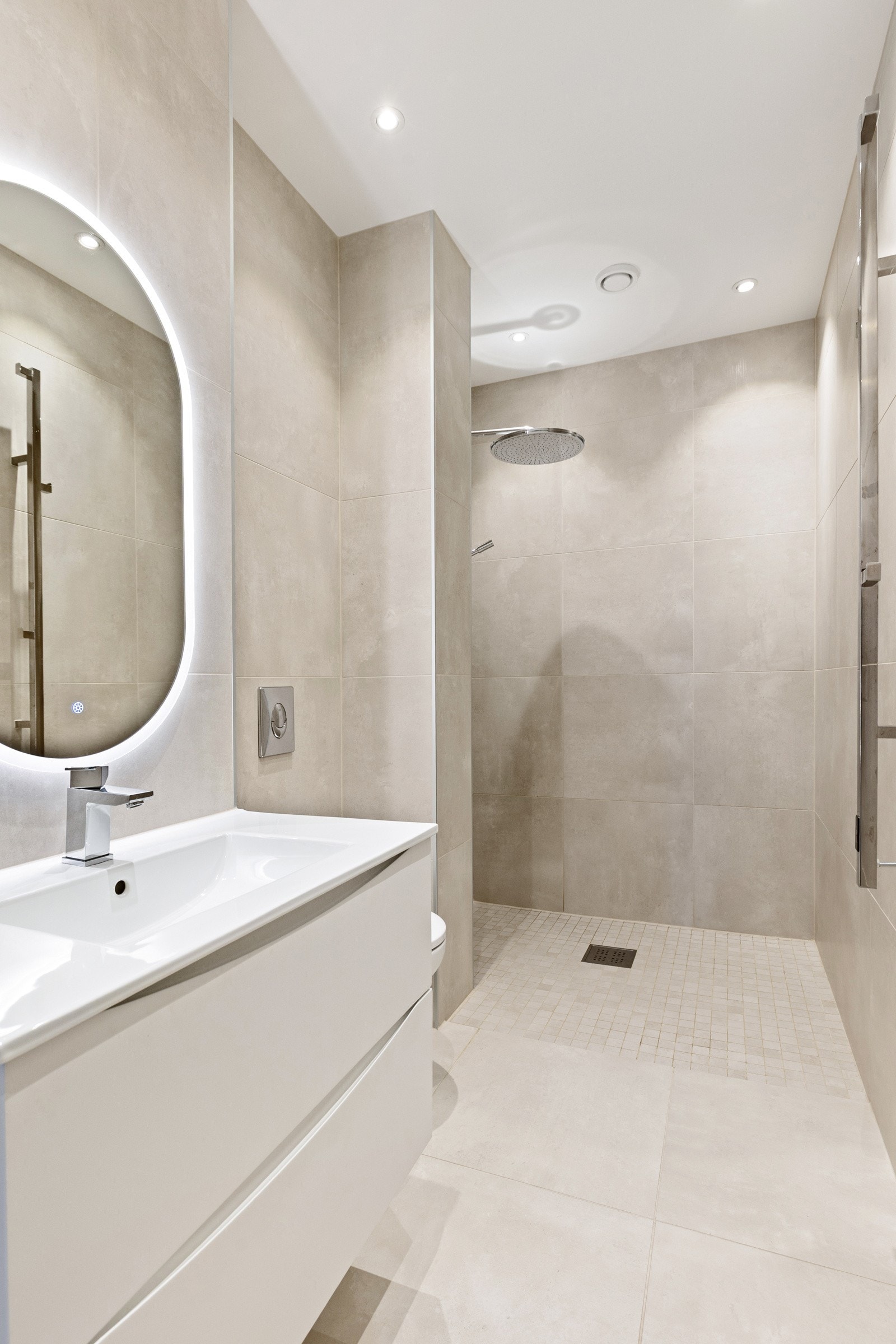 Lekkert flislagt i tilknytning til hovedsoverommet Galleribilde