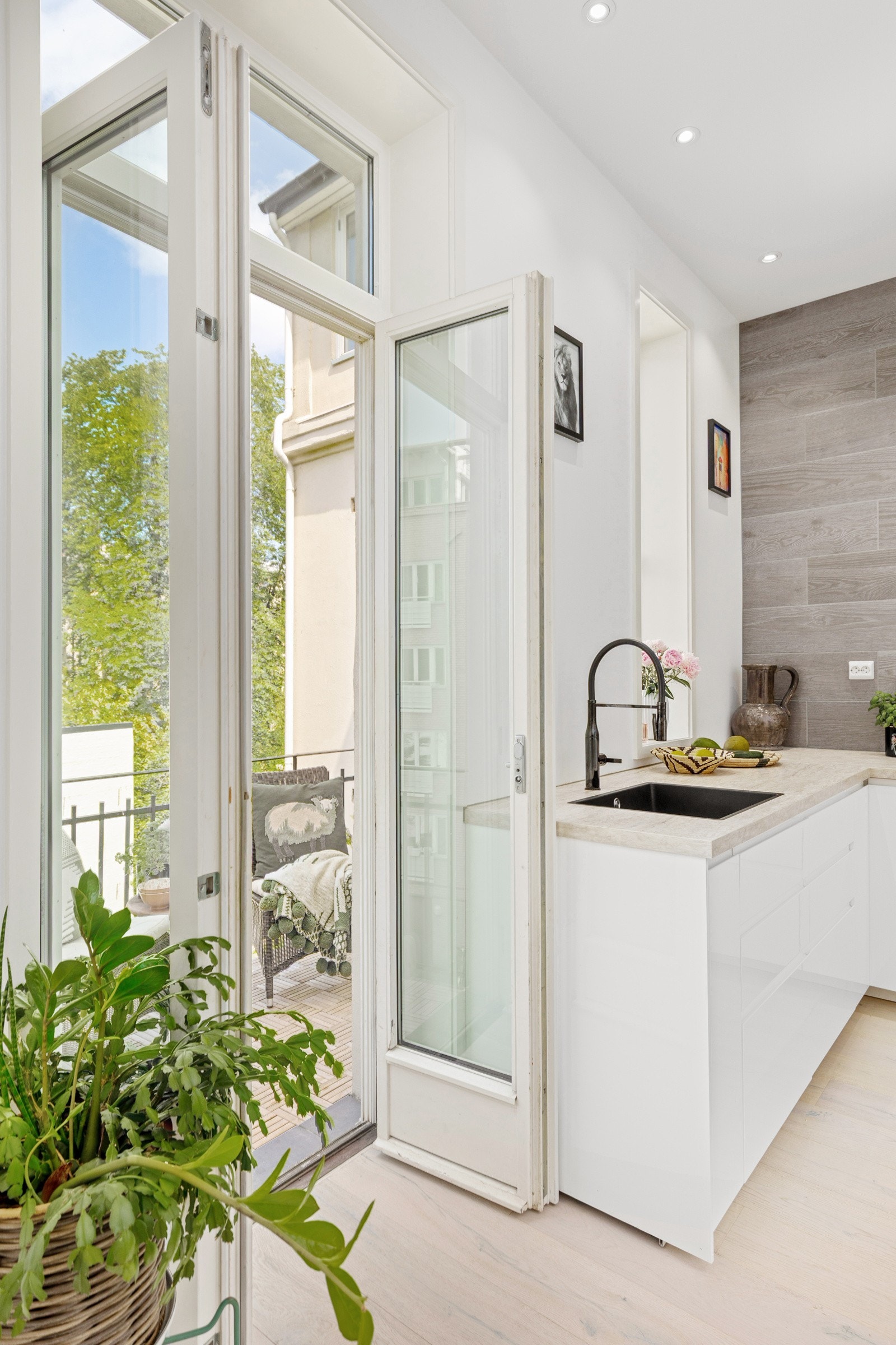 Fra kjøkkenet er det utgang til en flott Galleribilde