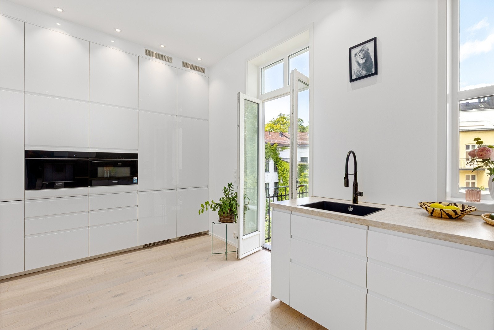 integrerte hvitevarer som kaffemaskin, kombiovn, stekeovn, platetopp, to kjøle-/fryseskap og oppvaskmaskin Galleribilde