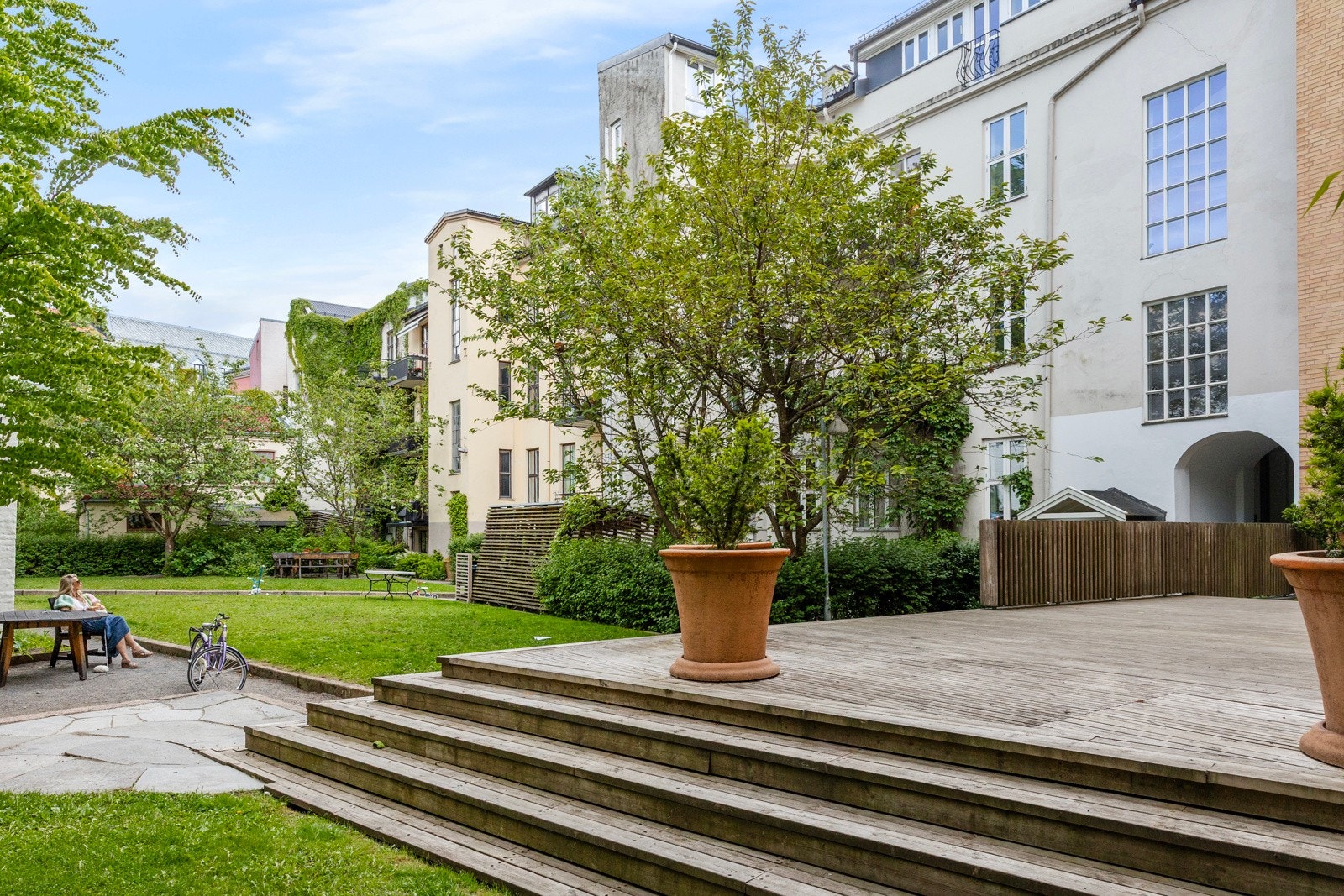 Trivelig felles bakgård med hyggelige sittegrupper Galleribilde