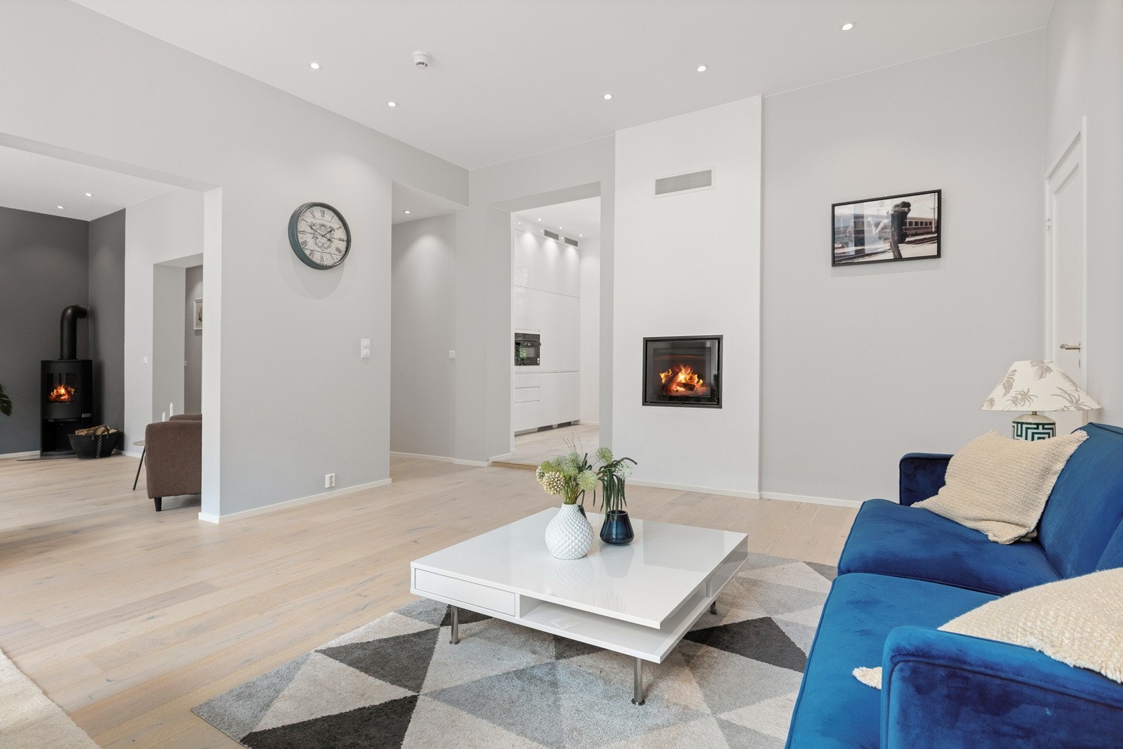 Leiligheten varmes opp gjennom varmegjenvinning via balansert ventilasjon, to peiser og panelovner. I tillegg er det varmekabler på badene og i entré Galleribilde