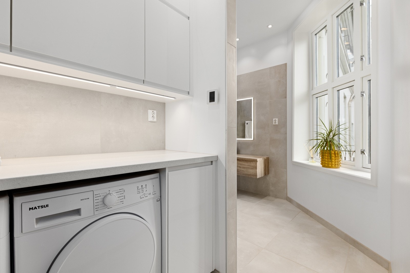 Bak skråveggen på badet er det opplegg for vaskemaskin Galleribilde