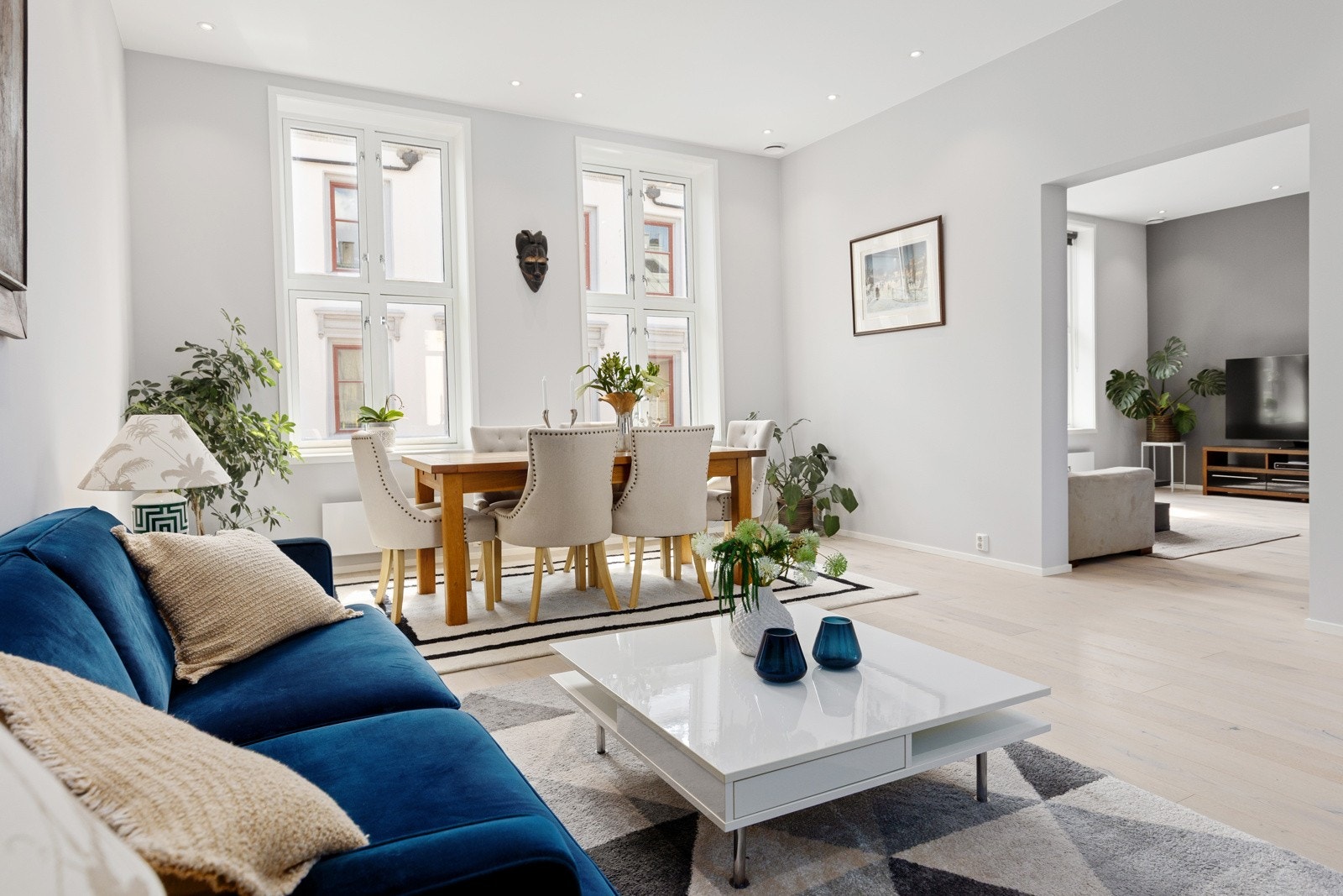 Leiligheten oppleves som lys og luftig, med god takhøyde og store vindusflater som sørger for rikelig naturlig lysinnslipp Galleribilde