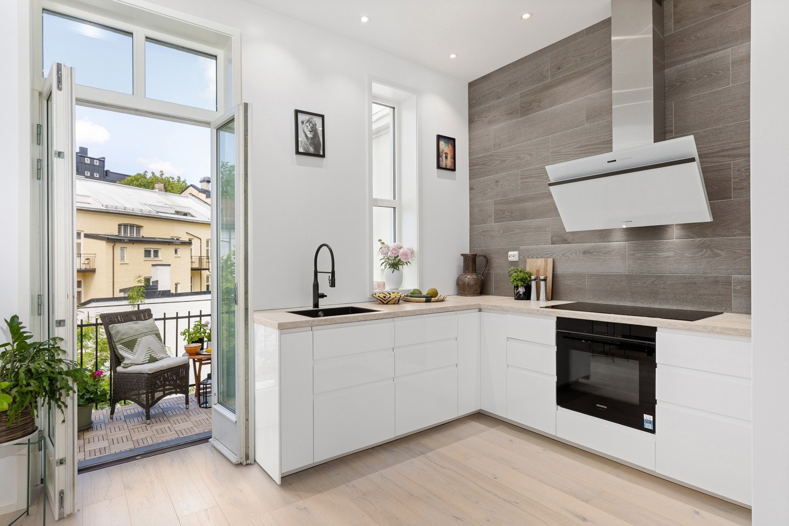 Kjøkken er nytt fra 2024 og har moderne innredning fra Epoq med glatte fronter og benkeplate i laminat Galleribilde