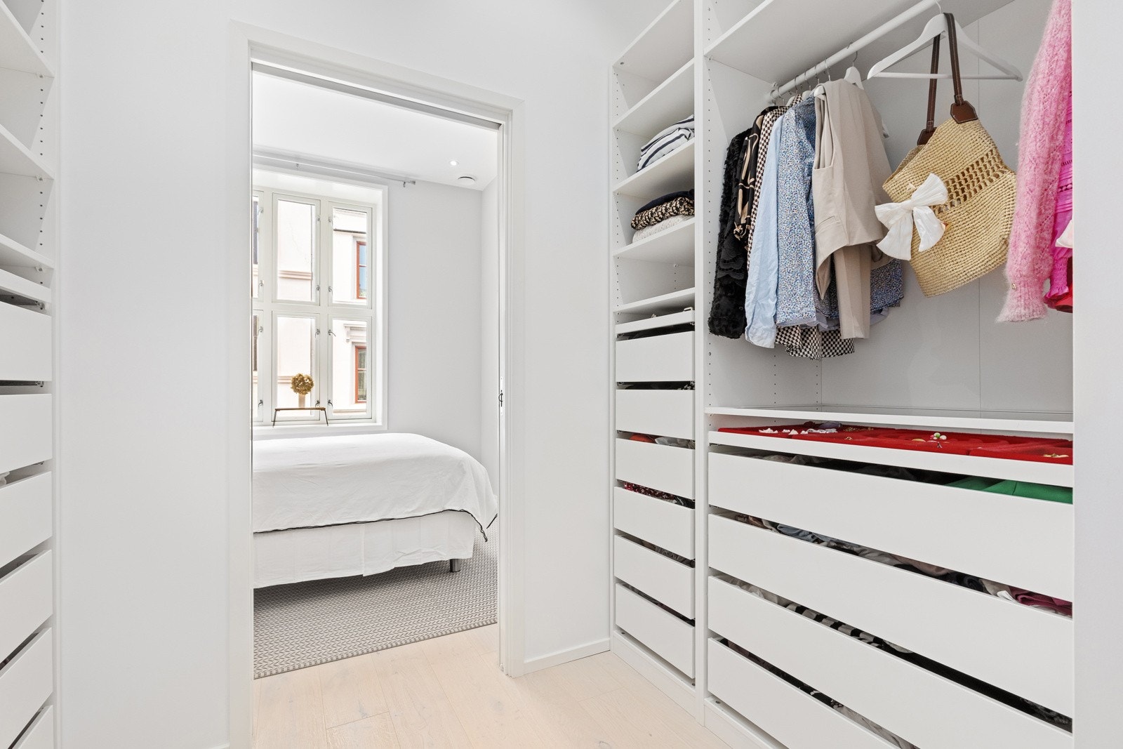 Praktisk skyvedør mellom hovedsoverom og walk-in closet Galleribilde