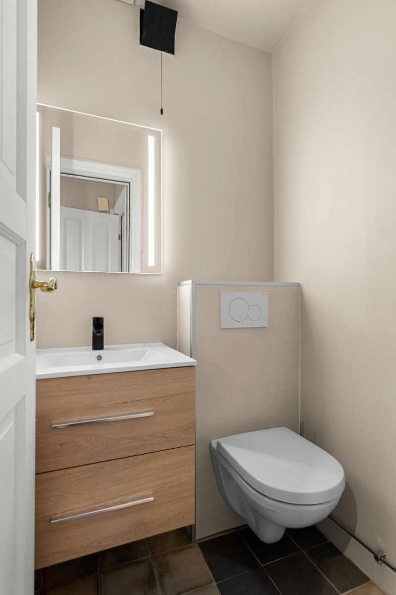 Leiligheten har også eget wcrom i hovedetasje Galleribilde