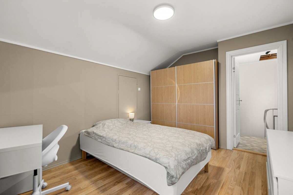 Soverom 2 godt med lagringsmuligheter Galleribilde