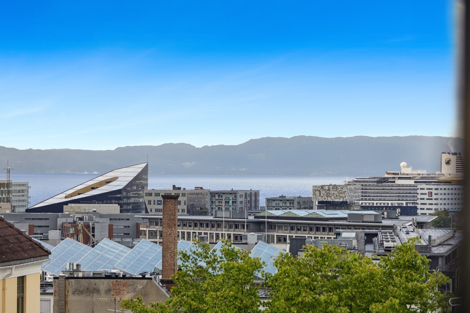 Bare en liten spasertur ned bakken tar deg til livlige Solsiden. Galleribilde