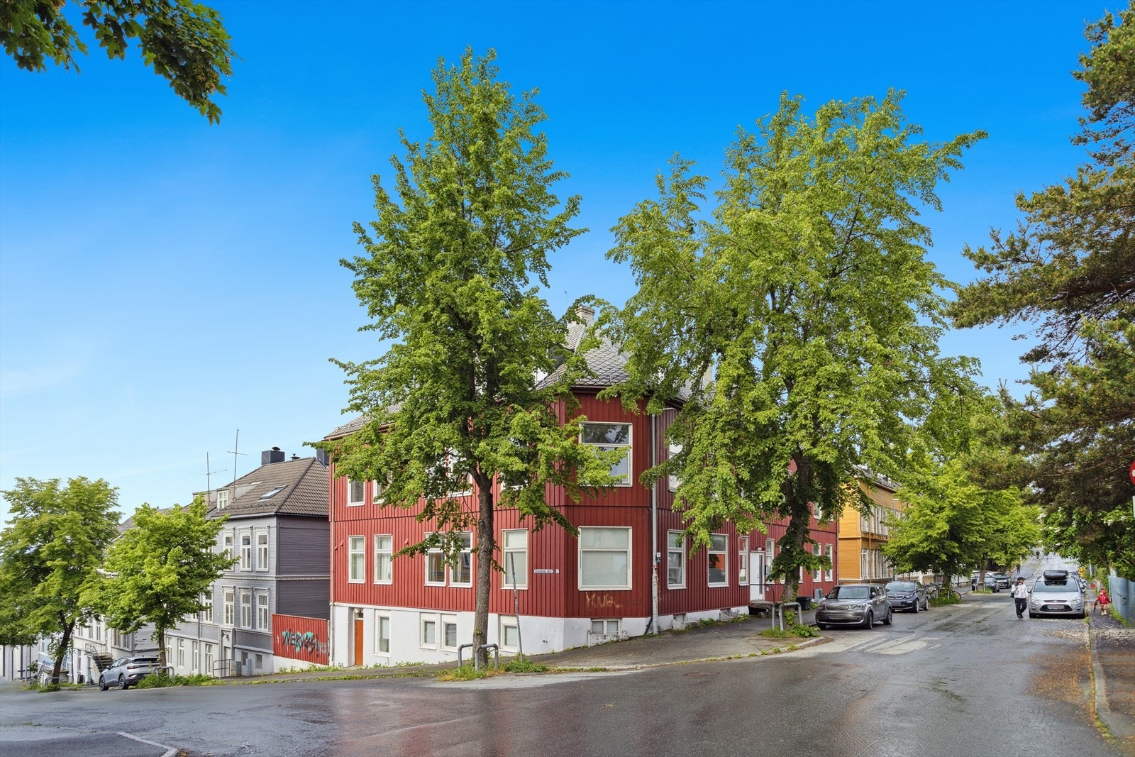 Boligen ligger fint til i et sjarmerende og sentralt boområde. Galleribilde