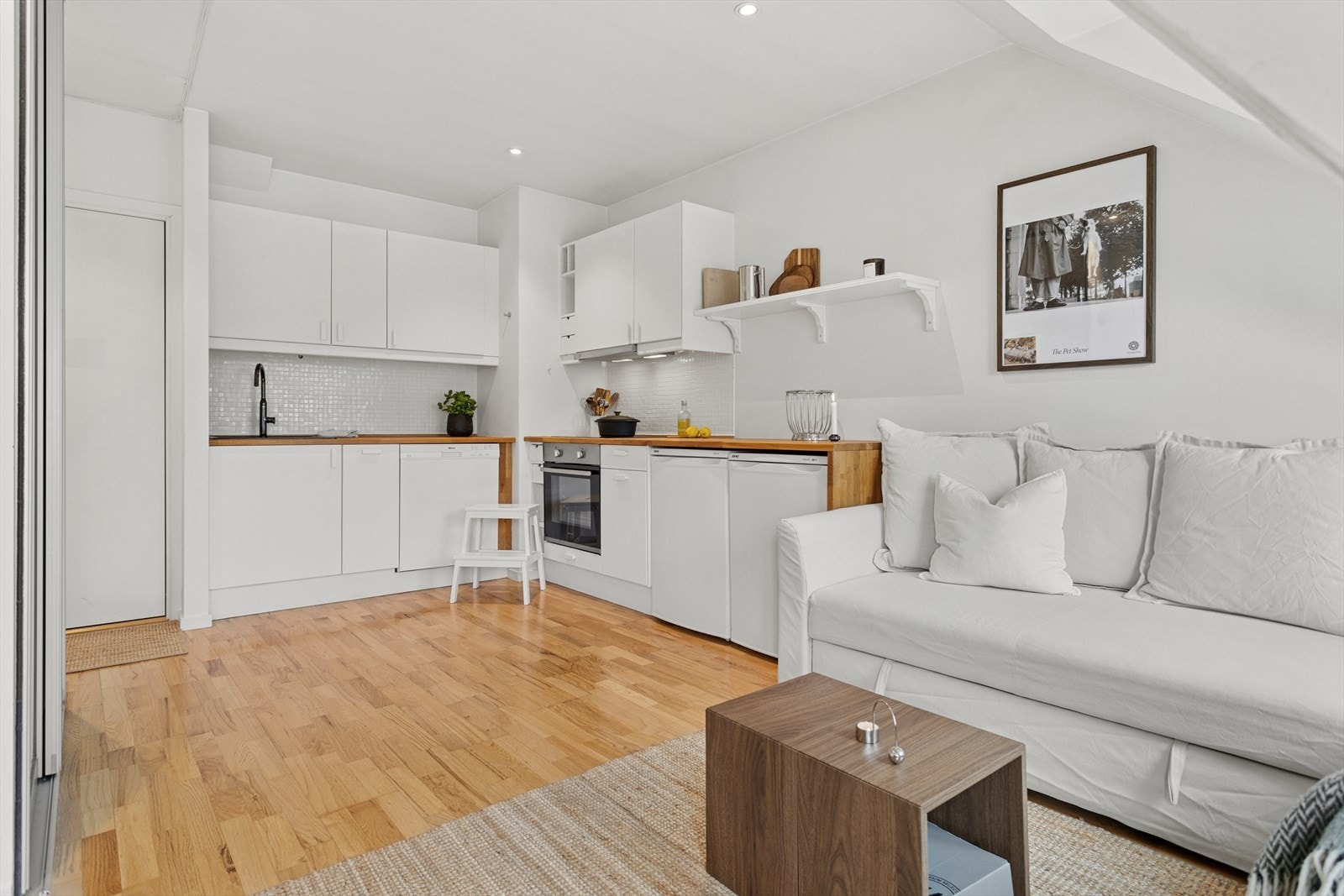 Stuen og kjøkkenet har en kombinert størrelse på ca. 14,5 kvm. Galleribilde