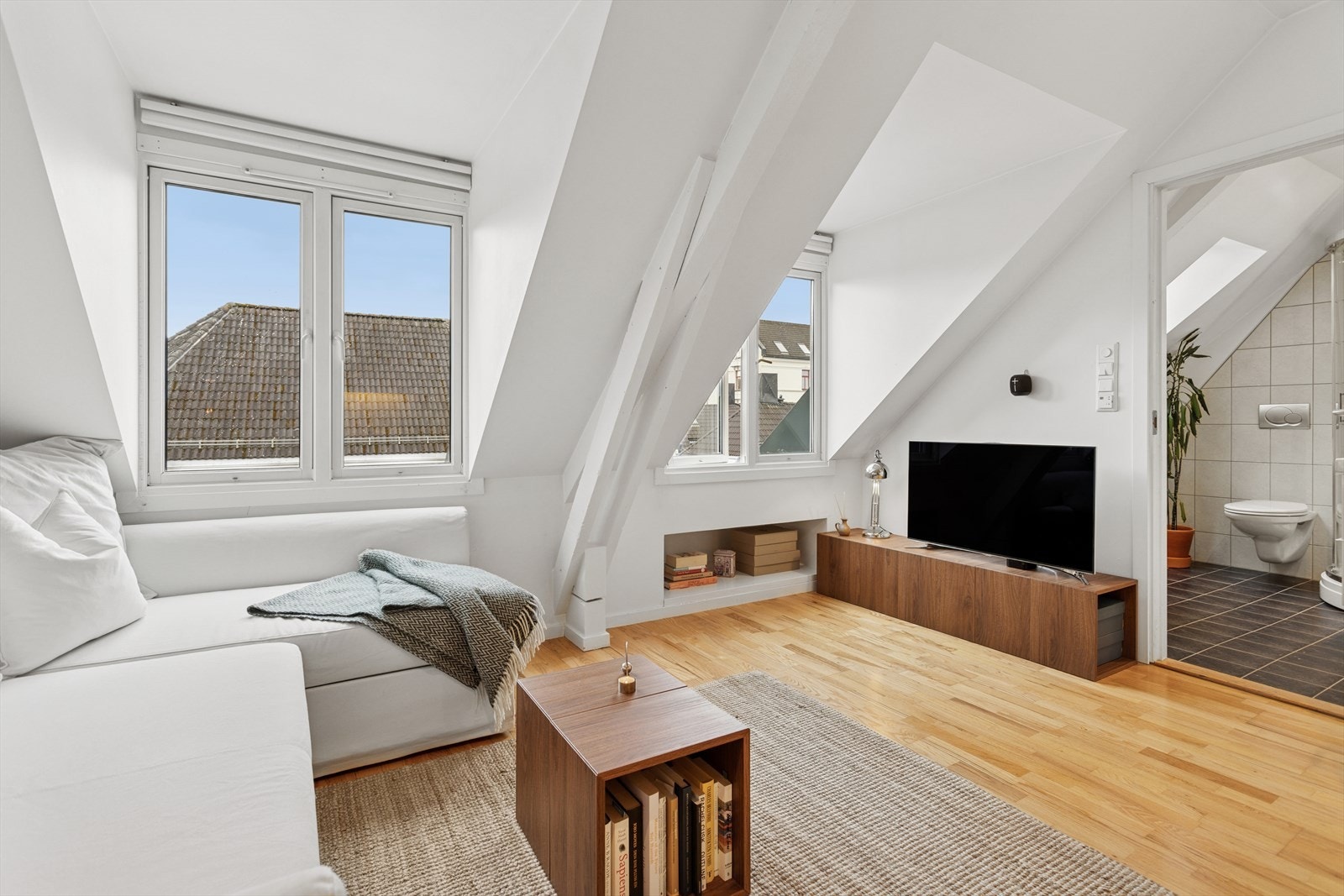 Oppholdsrommet har store vindusflater som gir mye naturlig lys. Galleribilde