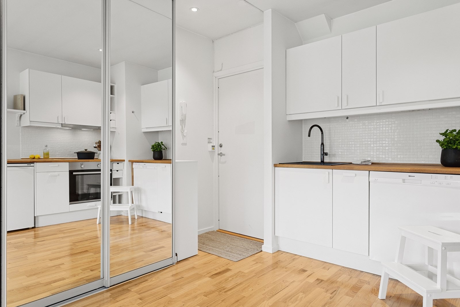 Entré har åpen løsning til kjøkkenet med tilknytning til stort garderobeskap. Galleribilde