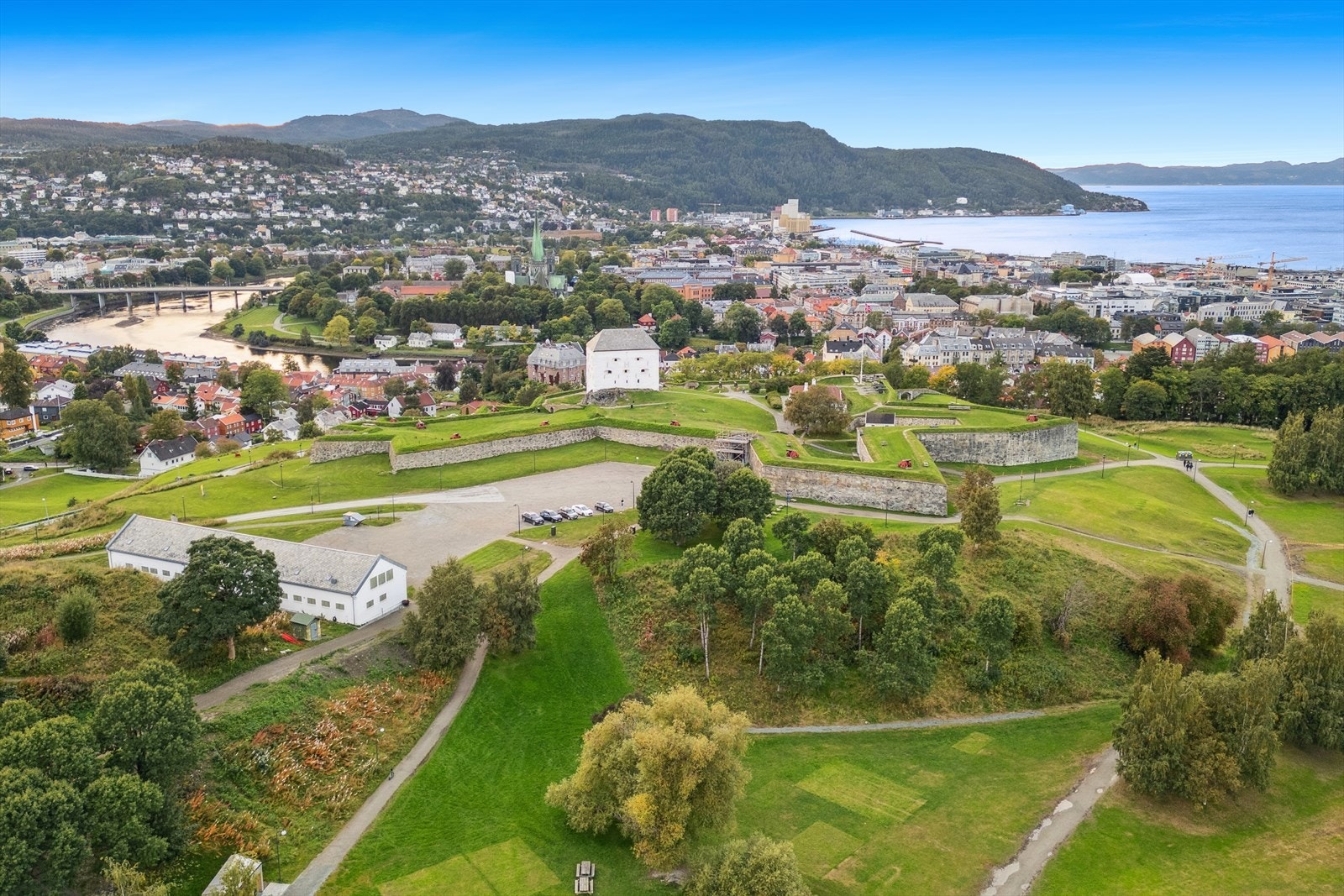 Rett overfor leiligheten ligger historiske Kristiansten Festning - et unikt rekreasjonsområde med flotte turmuligheter og utsikt over byen. Galleribilde
