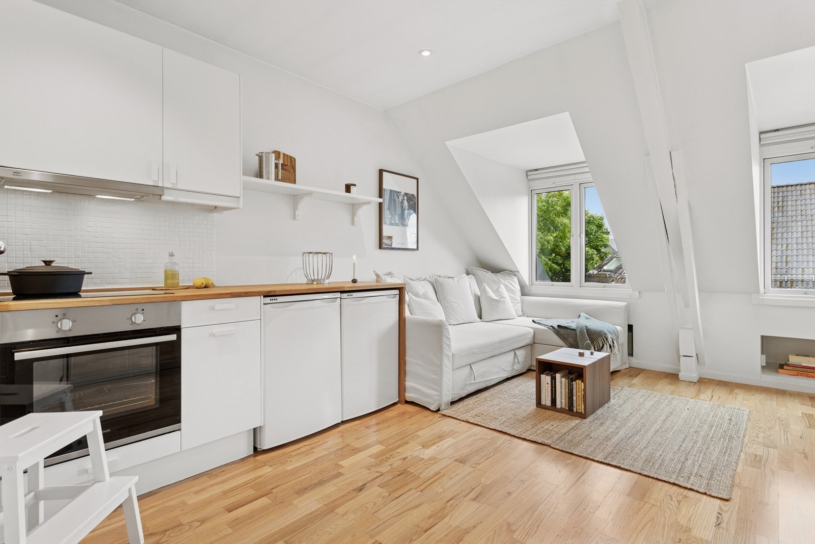 Kjøleskap og fryseskap medfølger handelen. Galleribilde