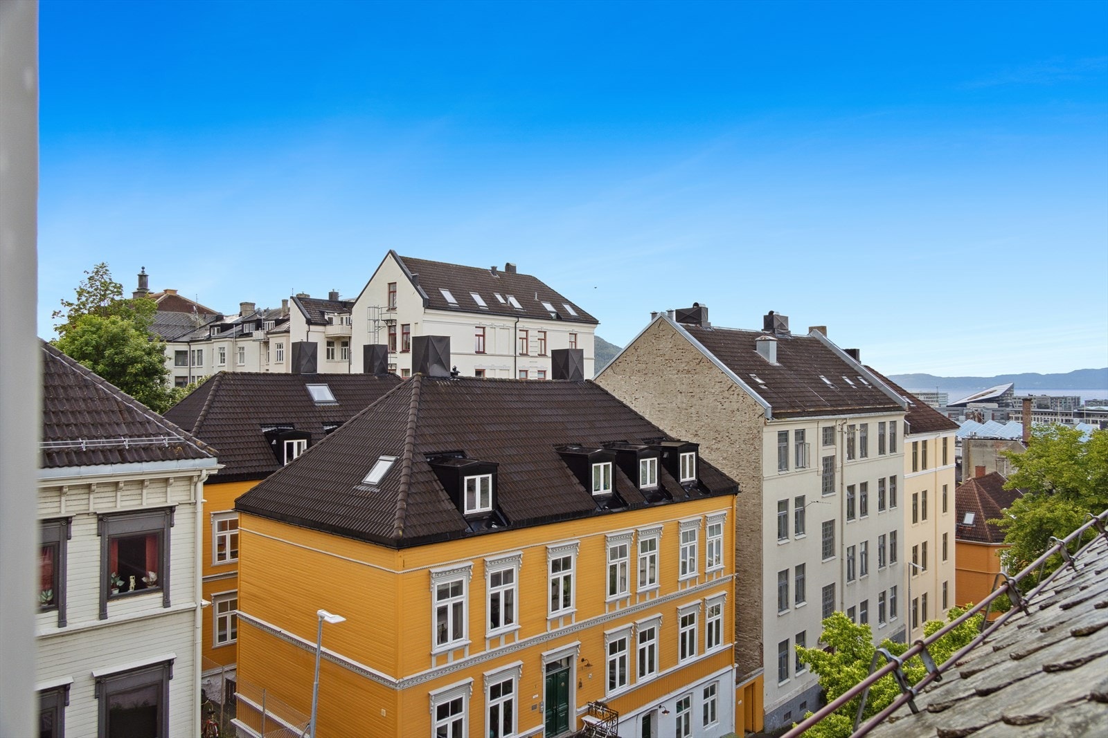 Bare fem minutters gange unna finner du idylliske Bakklandet med søndagsåpen dagligvare, koselige kafeer og tursti langs Nidelven. Galleribilde